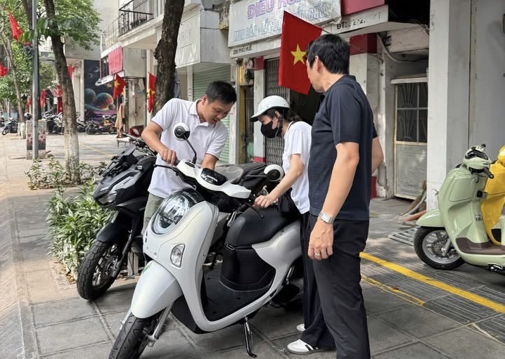 Nguồn cung khan hiếm đẩy giá xe máy nhập tăng đột biến