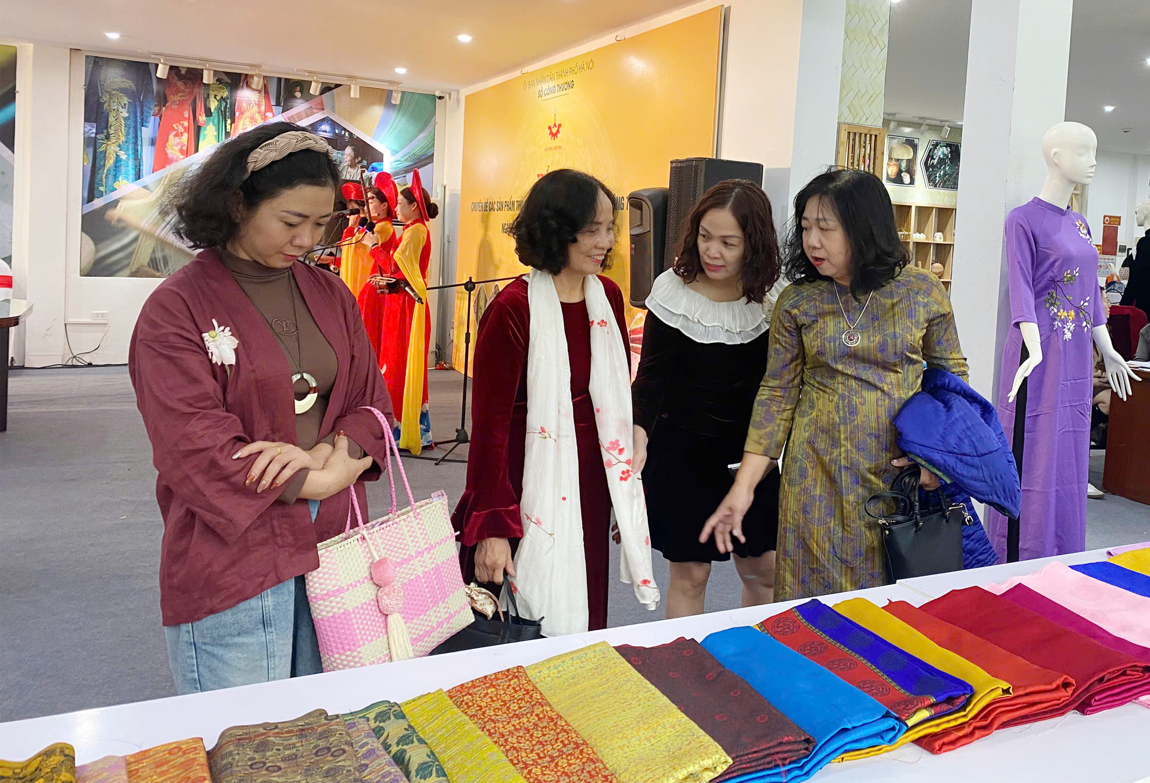 Khai mạc triển lãm chuyên đề ngành thêu ren, lụa, áo dài, túi vải 2025
