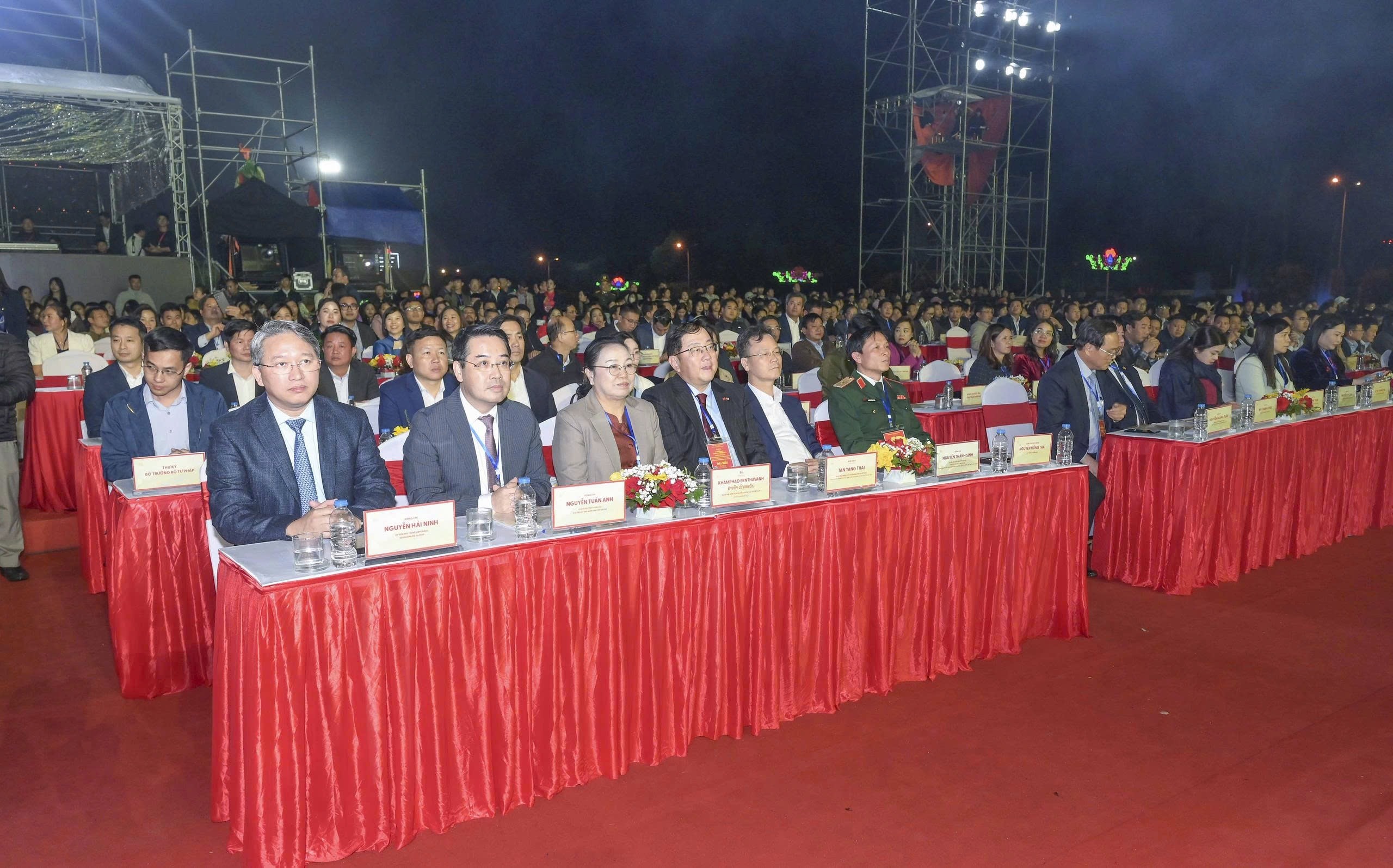 Đông đảo đại biểu, khách mời tham dự khai mạc Festival Sông Hồng - Lào Cai 2025.