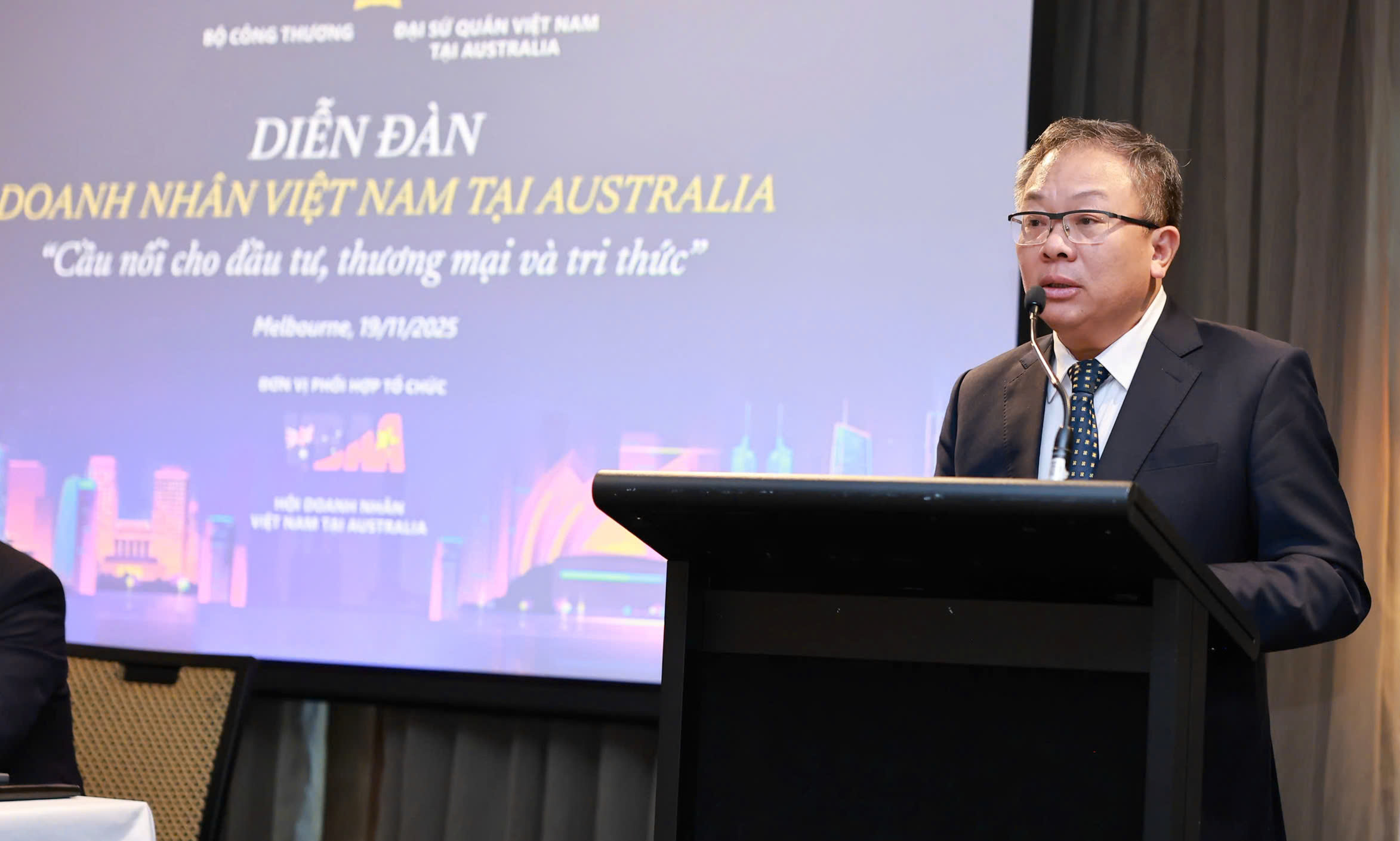 Phó Tổng giám đốc EVN Phạm Hồng Phương tham luận tại diễn đàn. Ảnh: Nguyên Minh