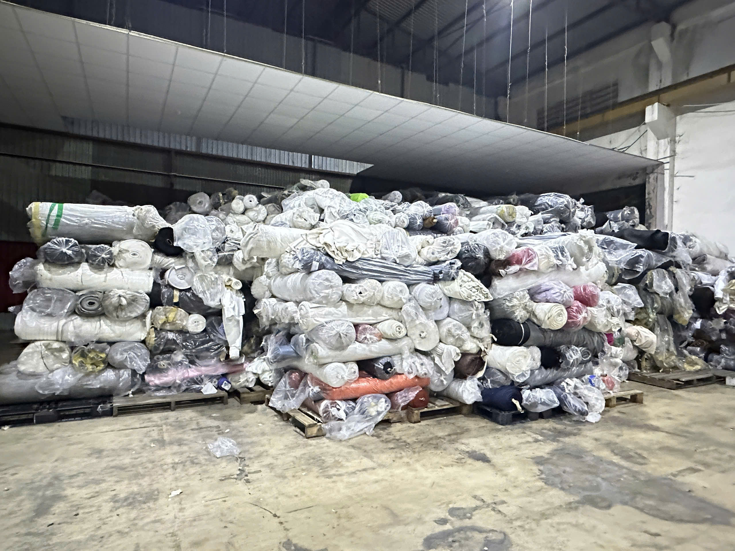 Phát hiện kho hơn 100 tấn vải cuộn không rõ nguồn gốc tại TP. Hồ Chí Minh