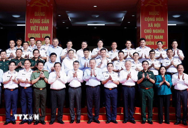 Tổng Bí thư: Cảnh sát biển phải là 'điểm tựa' để ngư dân vươn khơi bám biển