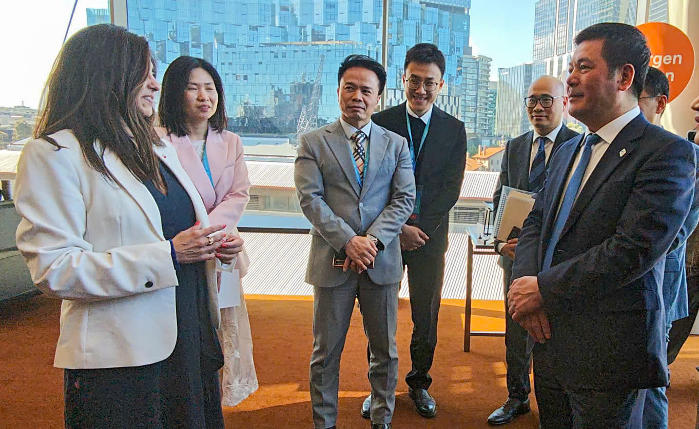 Bộ trưởng Nguyễn Hồng Diên gặp gỡ, trao đổi cùng bà Claudia Sanhueza Riveros, Thứ trưởng Thương mại Chile bên lề sự kiện. Ảnh: Nguyên Minh