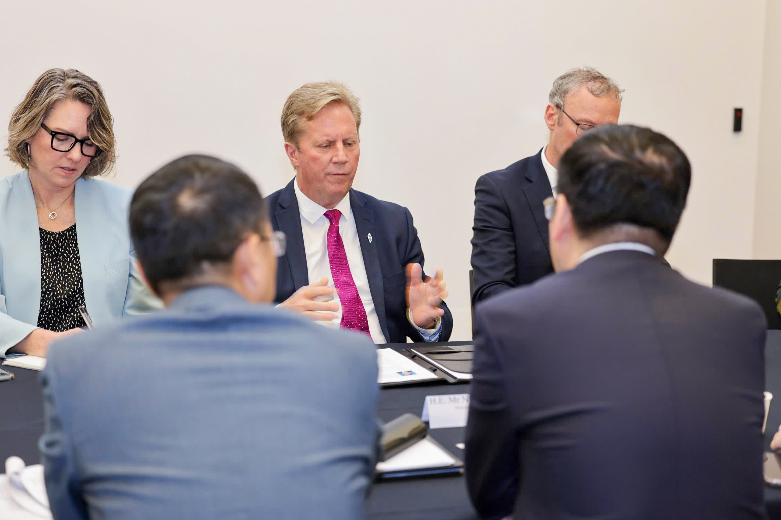 Hai Bộ trưởng dành thời gian trao đổi các vấn đề hai bên cùng quan tâm. Ảnh: Nguyên Minh