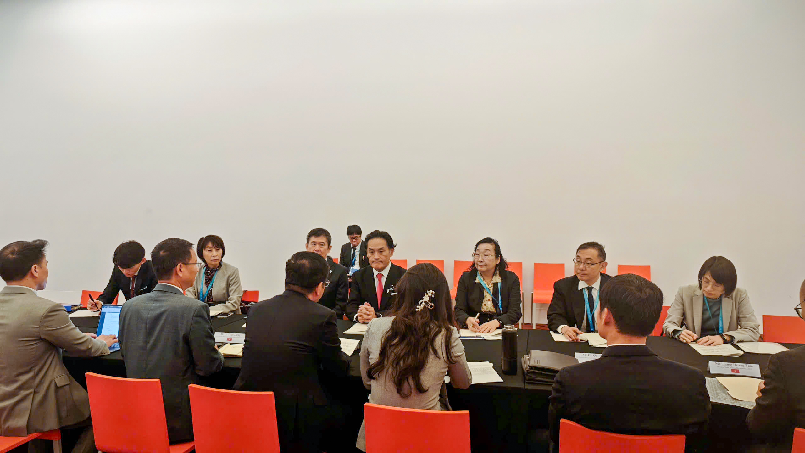 Hai Bộ trưởng dành thời gian trao đổi các vấn đề hai bên cùng quan tâm như việc mở rộng thành viên CPTPP, đàm phán nâng cấp một số nội dung trong CPTPP và ưu tiên của Việt Nam trong năm 2026. Ảnh: Nguyên Minh