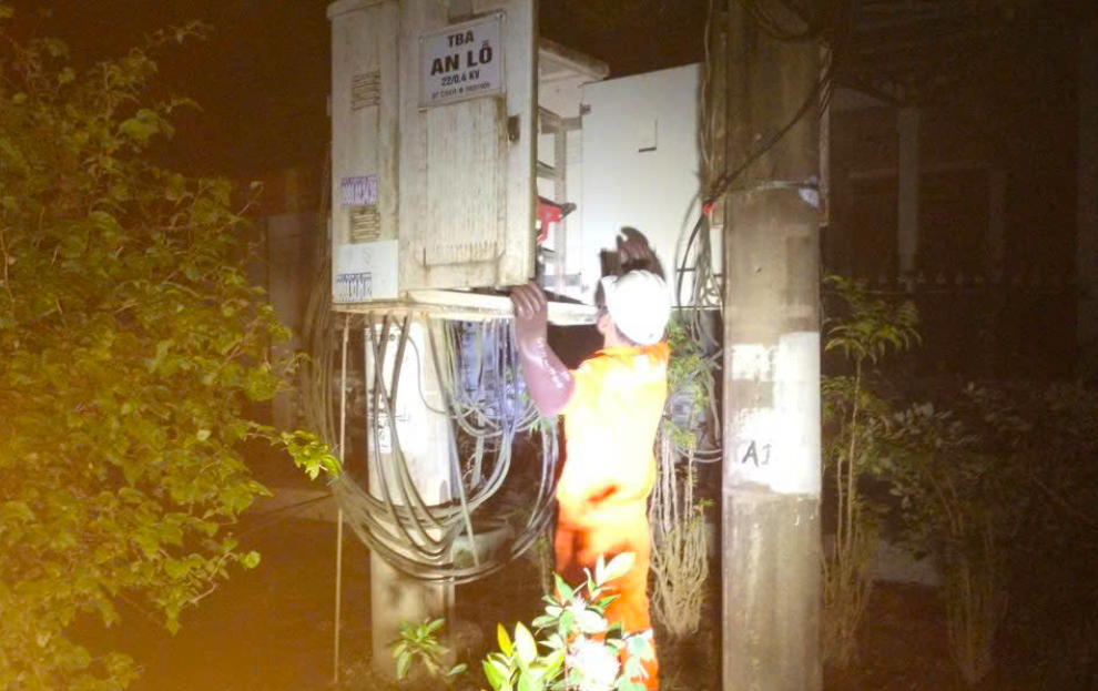 Ngành điện đồng hành cùng người dân bị ảnh hưởng do mưa lũ miền Trung