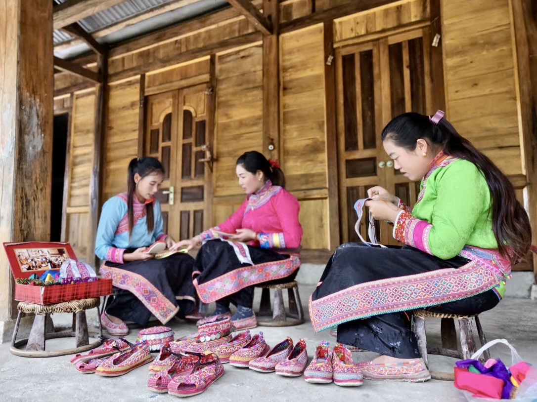 Nghề làm giày thêu Xạ Phang: Tạo sinh kế và kết nối thị trường