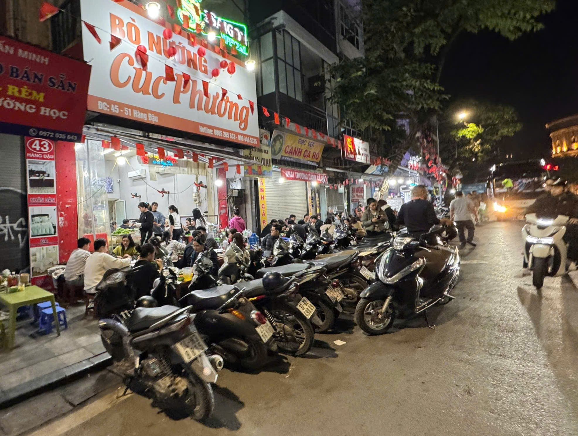 Hà Nội: Tái diễn cảnh quán nướng đêm lấn chiếm vỉa hè, lòng đường