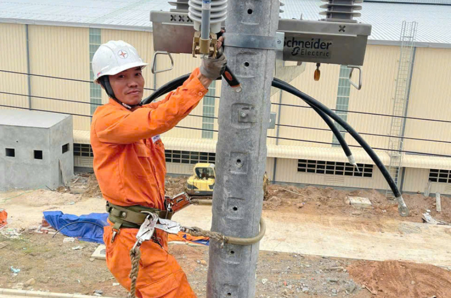 Người ‘gác cổng’ thầm lặng của ngành điện Huế