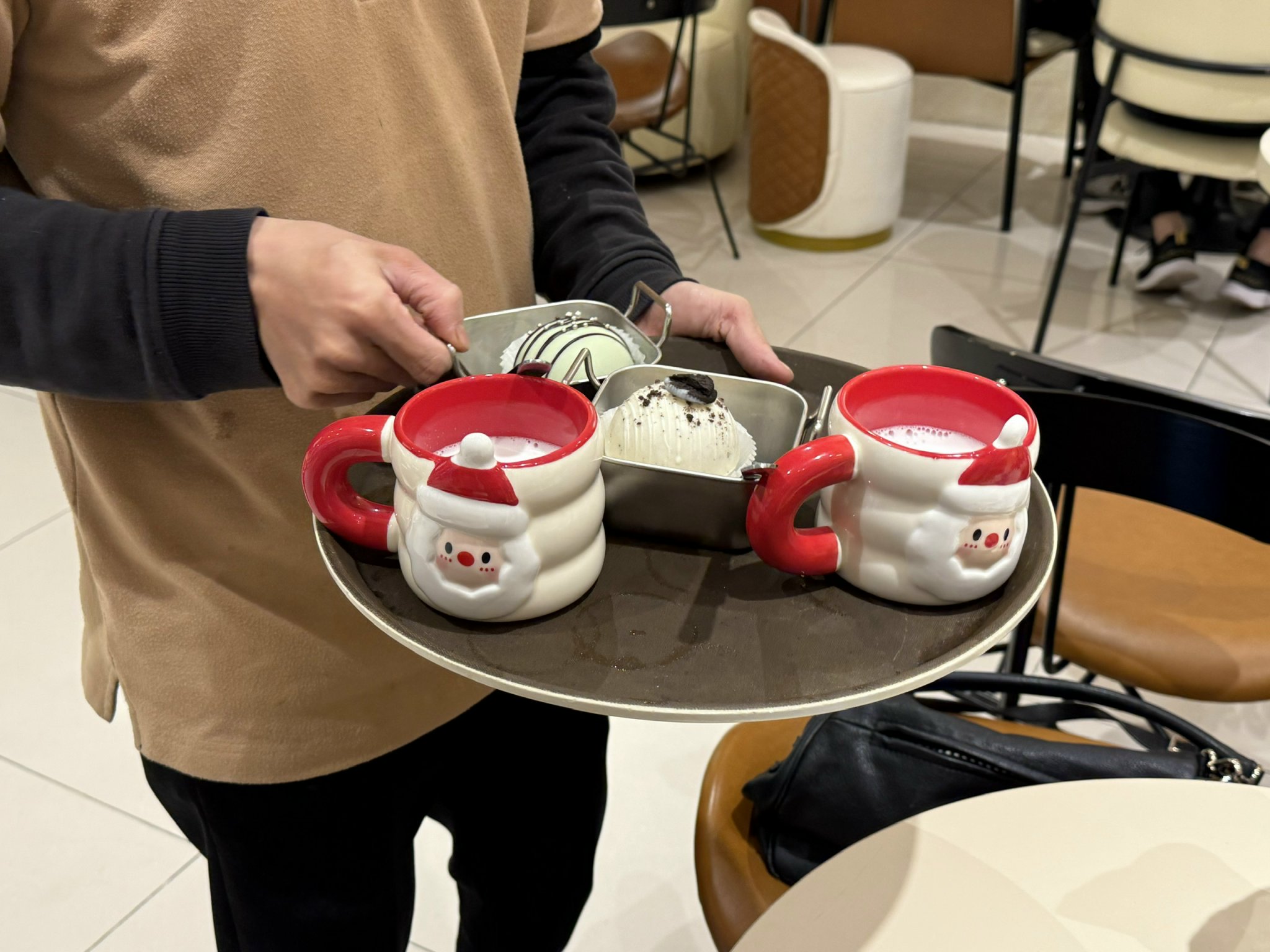 Hà Nội đón Giáng sinh sớm: Các quán cà phê 'chạy đua' menu mùa lễ hội