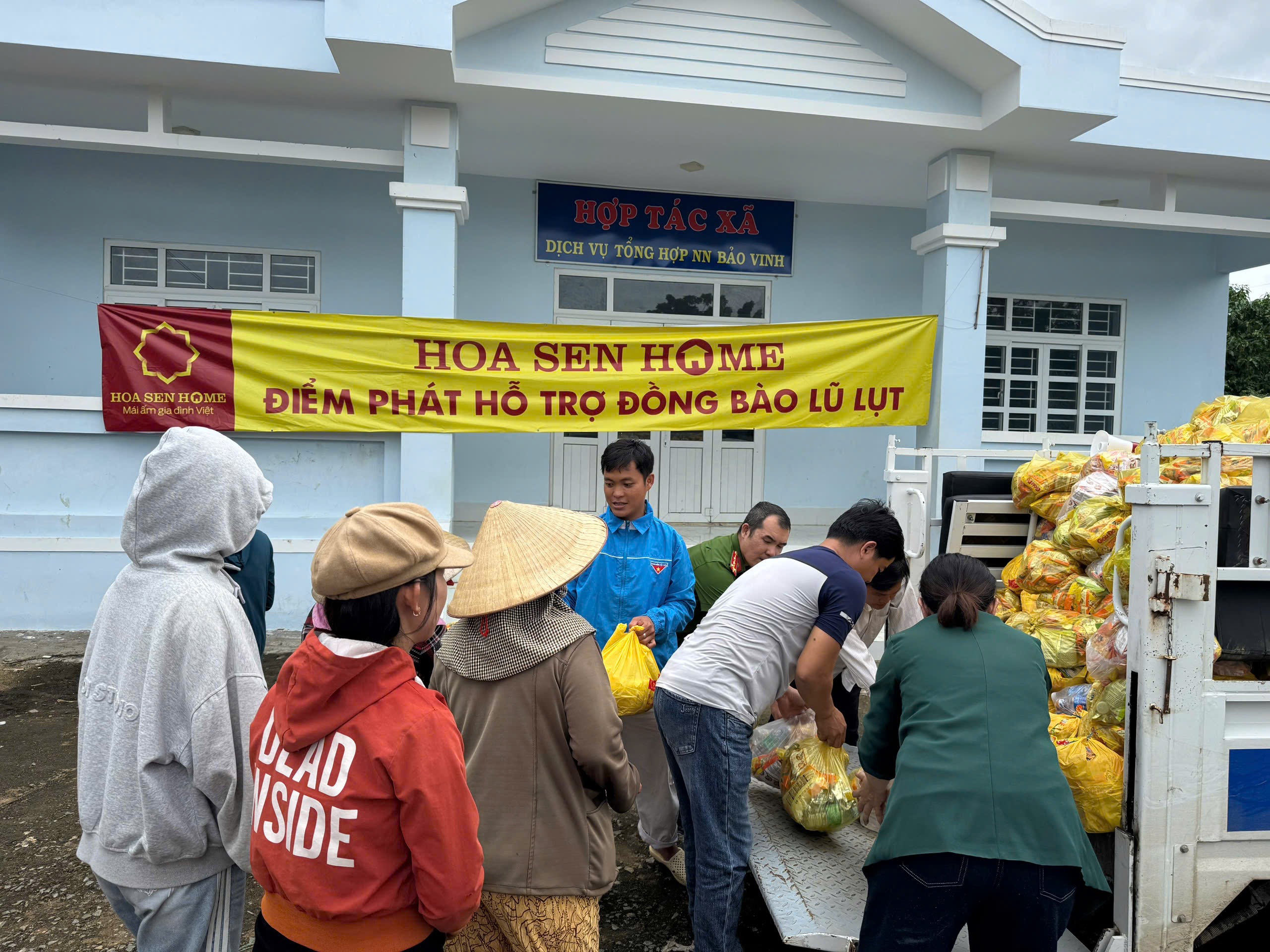 Tập đoàn Hoa Sen khẩn cấp đưa nhu yếu phẩm cứu trợ miền Trung