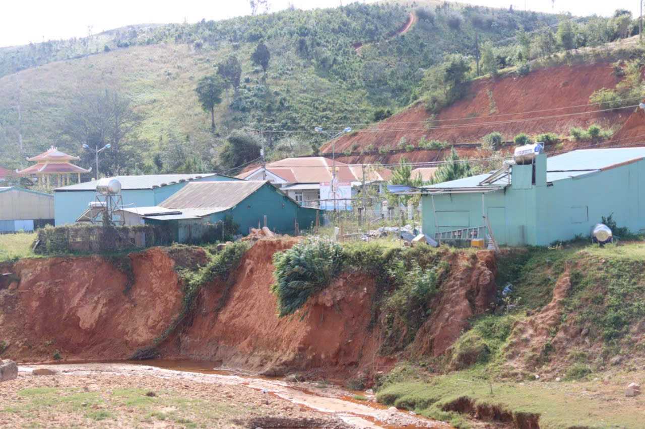 Quảng Ngãi: Xã Tu Mơ Rông thông tin tình hình sạt lở suối Đăk Ter