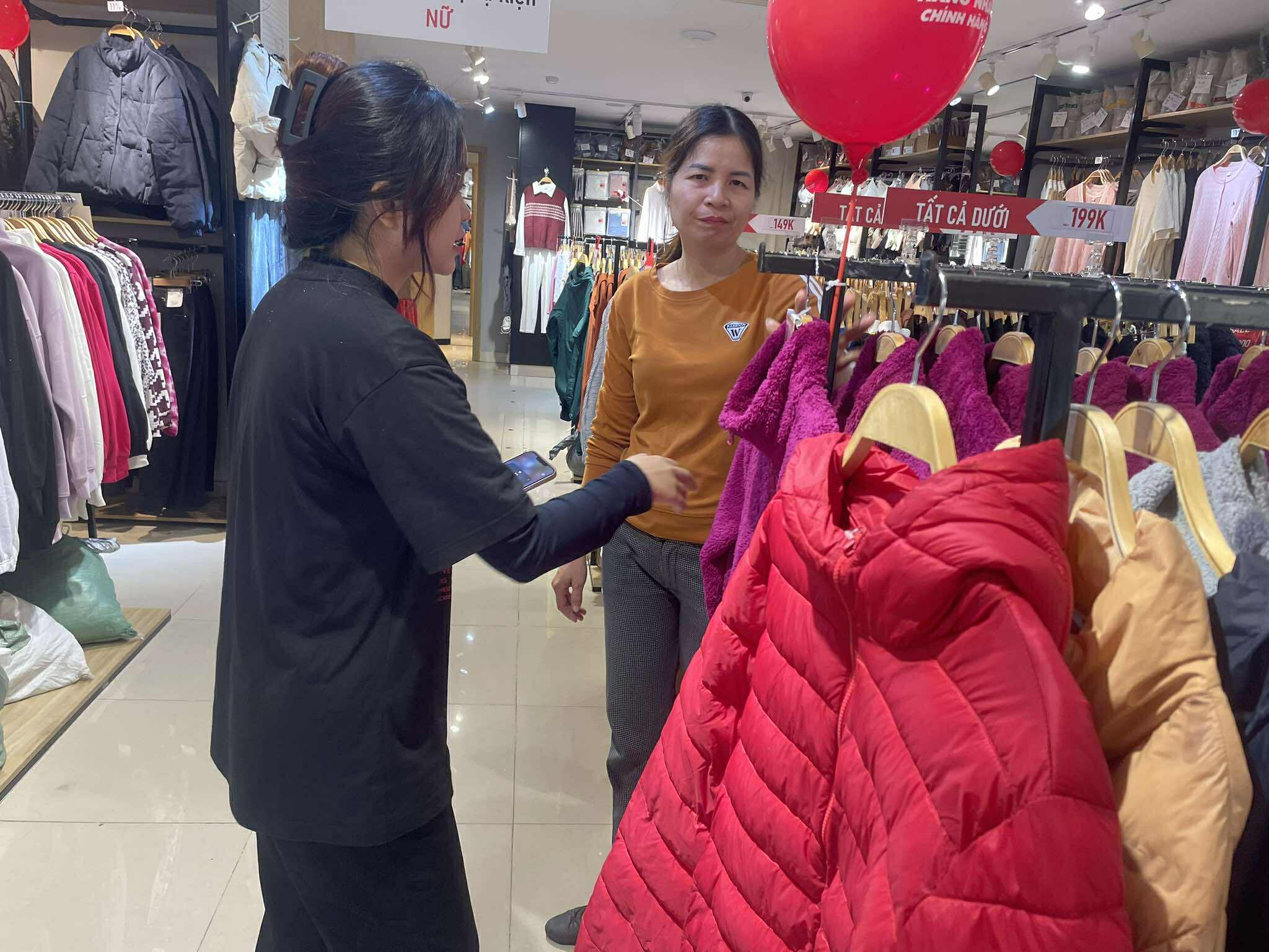 Black Friday: Nhiều cửa hàng giảm giá mạnh, sức mua tăng 