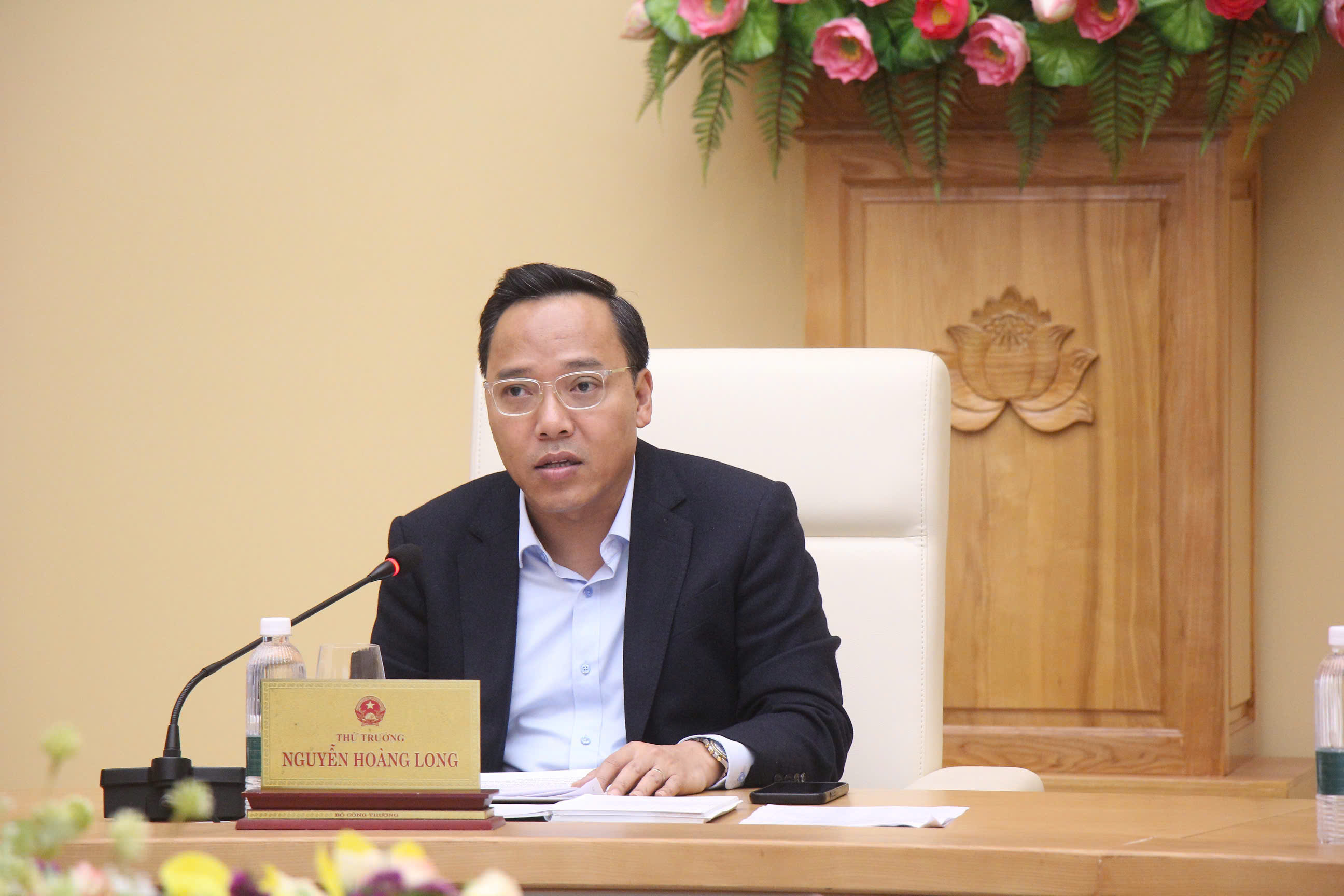 Thứ trưởng Bộ Công Thương Nguyễn Hoàng Long phát biểu tại cuộc họp.