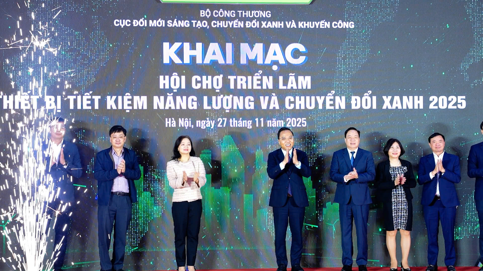 Các đại biểu thực hiện nghi thức khai mạc Hội chợ Triển lãm Thiết bị tiết kiệm năng lượng và chuyển đổi xanh 2025.