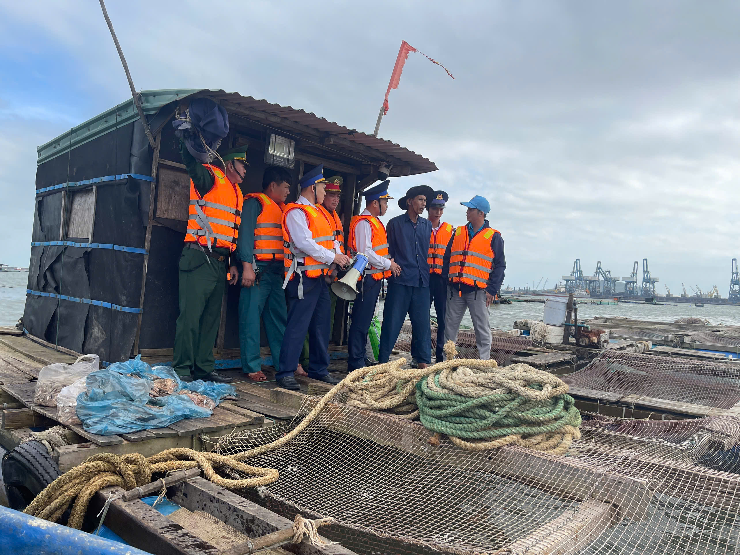 Cảnh sát biển phối hợp các lực lượng chức năng phòng, chống bão số 15