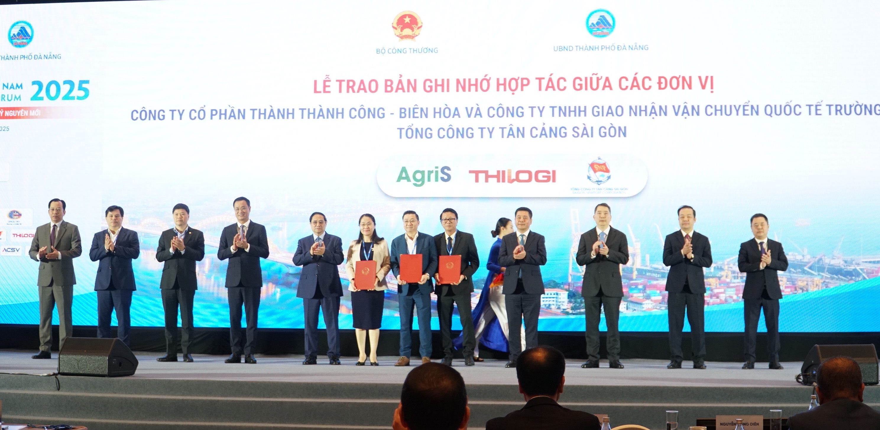 Tại diễn đàn, Thủ tướng Chính phủ và lãnh đạo các bộ, ngành, địa phương chứng kiến các doanh nghiệp trao biên bản ghi nhớ hợp tác trong lĩnh vực logistics.