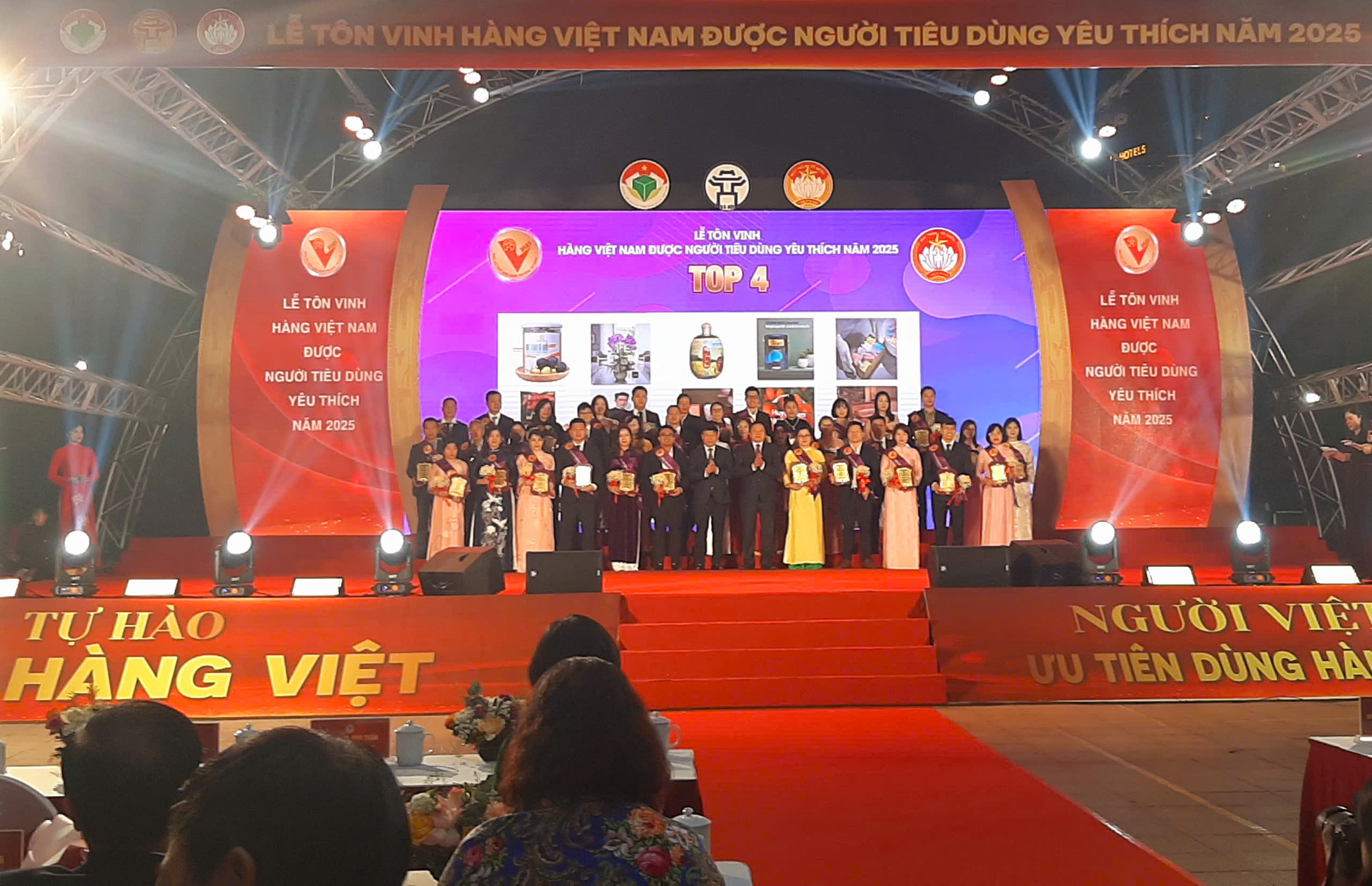 Vinh danh 'Hàng Việt Nam được người tiêu dùng yêu thích' năm 2025