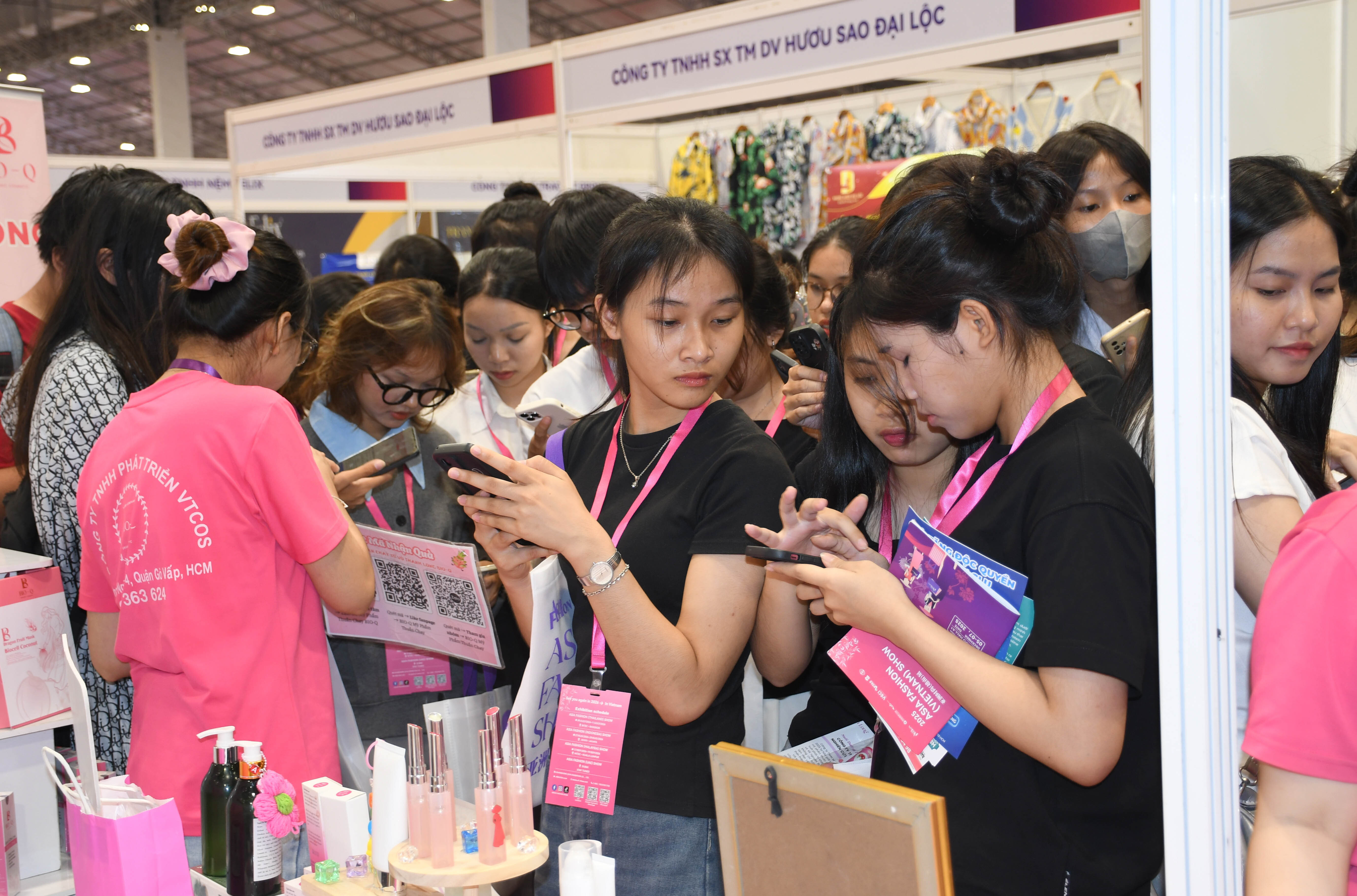 Triển lãm Asia Fashion (Viet Nam) Show 2025 thu hút đông đảo bạn trẻ tham quan, mua sắm. Ảnh: Minh Khuê.