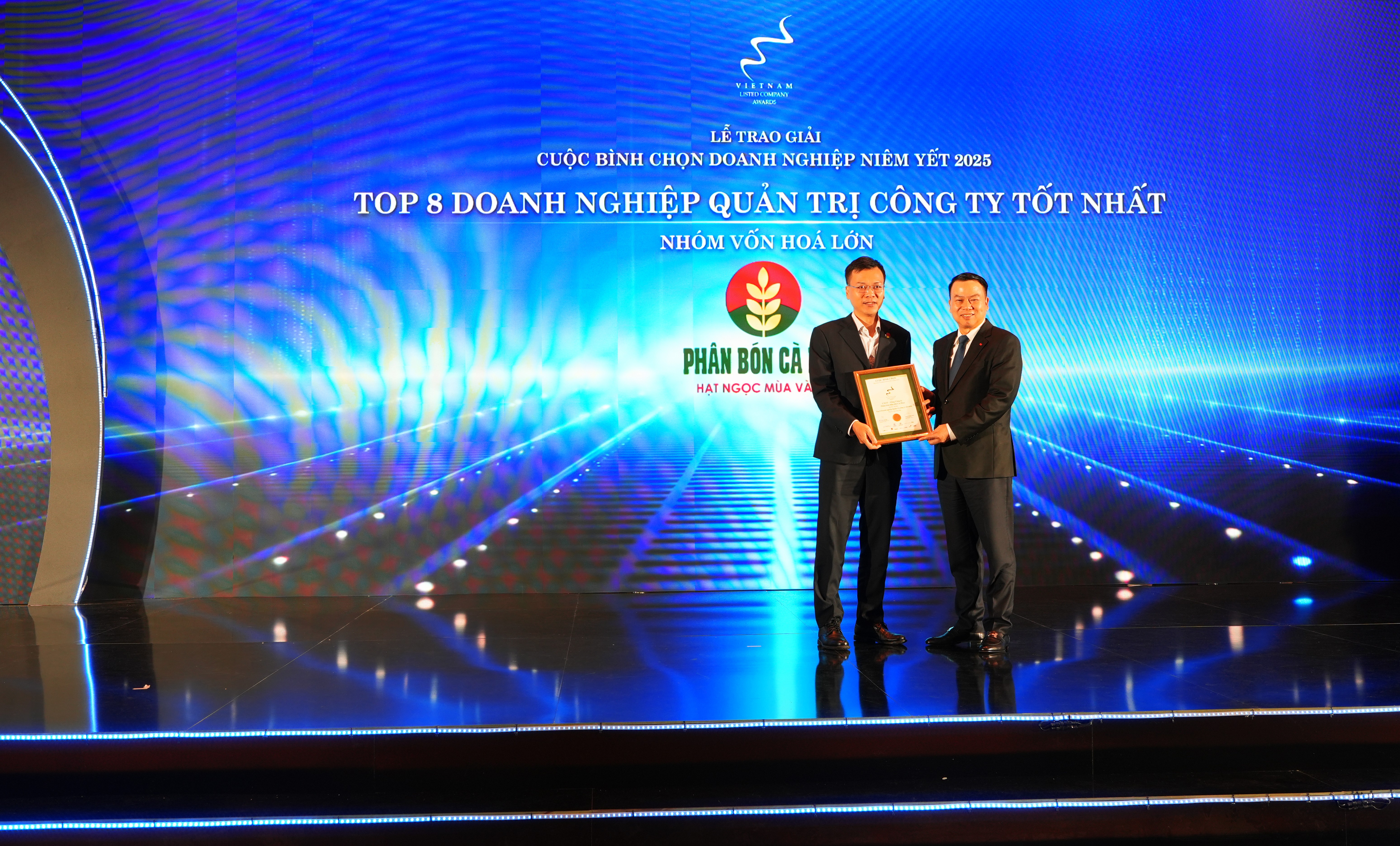 Phân bón Cà Mau lọt TOP 8 Doanh nghiệp quản trị tốt nhất 2025