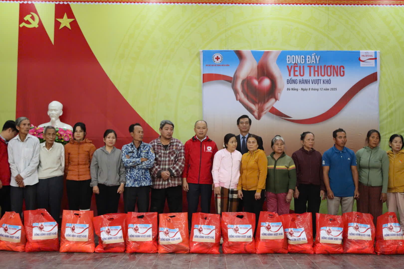 Đà Nẵng: Trao 200 suất quà cho người dân rốn lũ Đại Lộc, Điện Bàn Tây