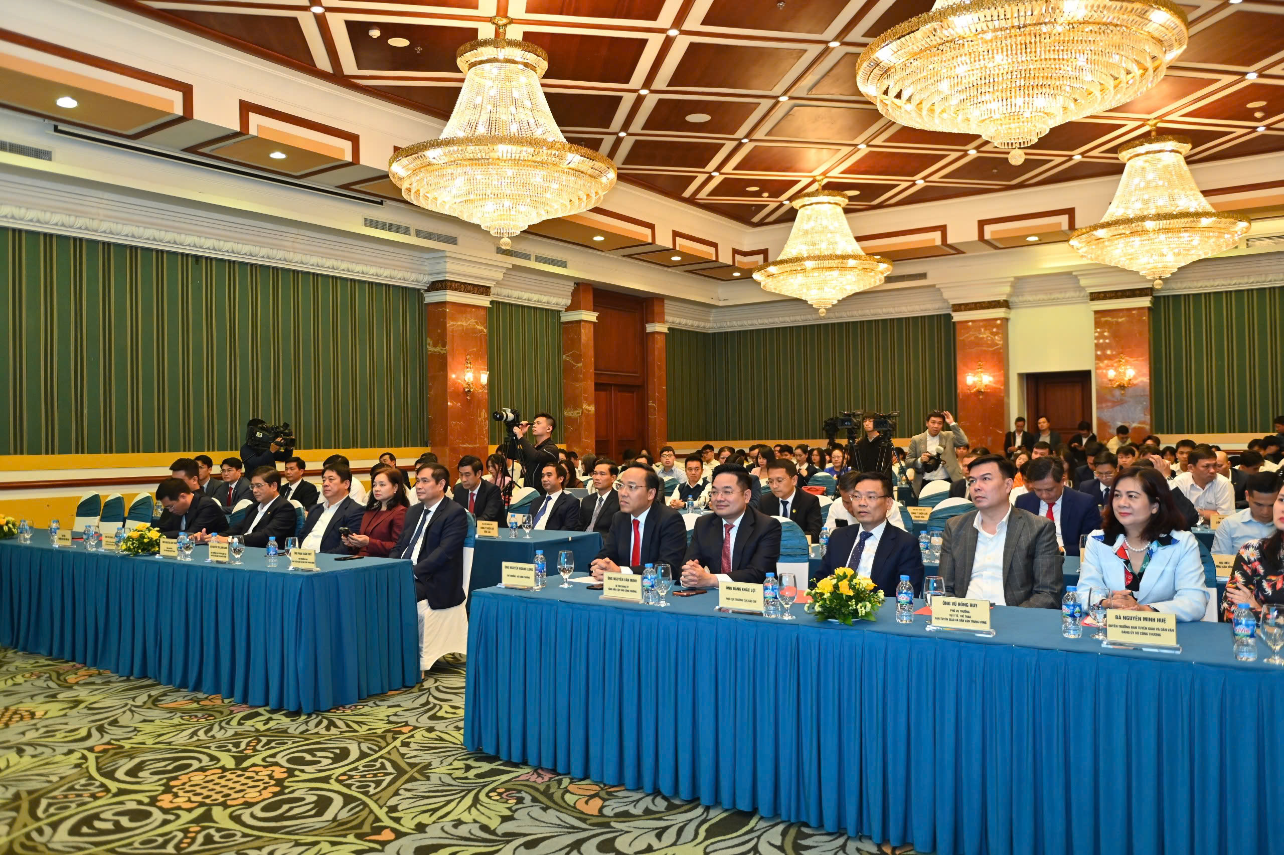 Thứ trưởng Bộ Công Thương Nguyễn Hoàng Long cùng các đại biểu tham dự lễ trao giải. Ảnh: Nam Nguyễn