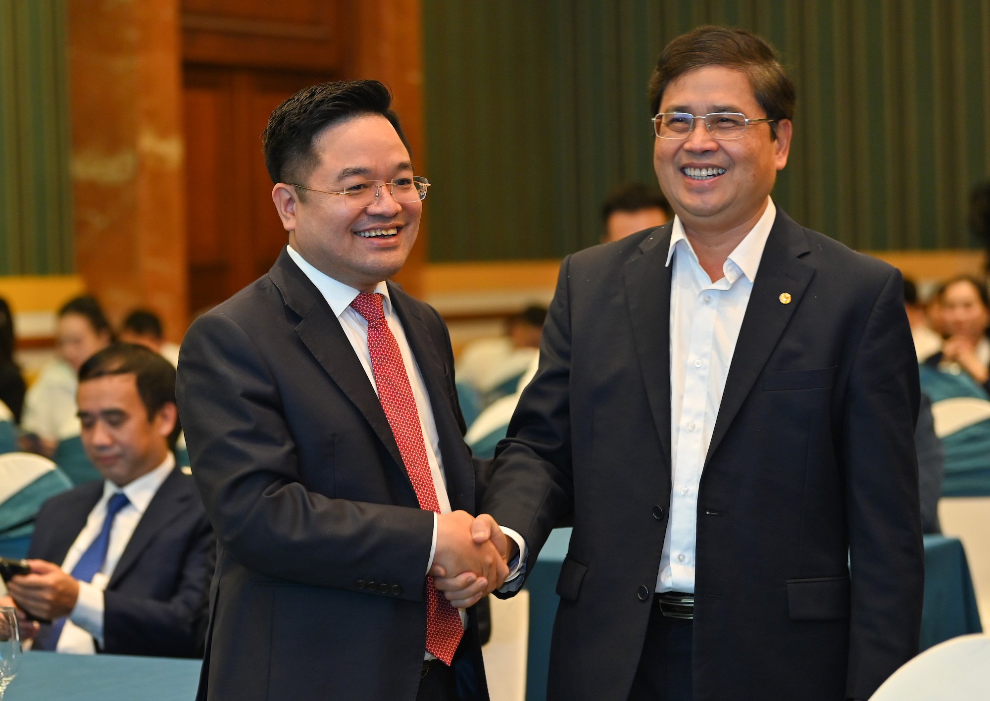 Tổng Biên tập Nguyễn Văn Minh cùng giám khảo Võ Quang Lâm - nguyên Phó Tổng giám đốc EVN tại Lễ trao giải cuộc thi. Ảnh: Nam Nguyễn.