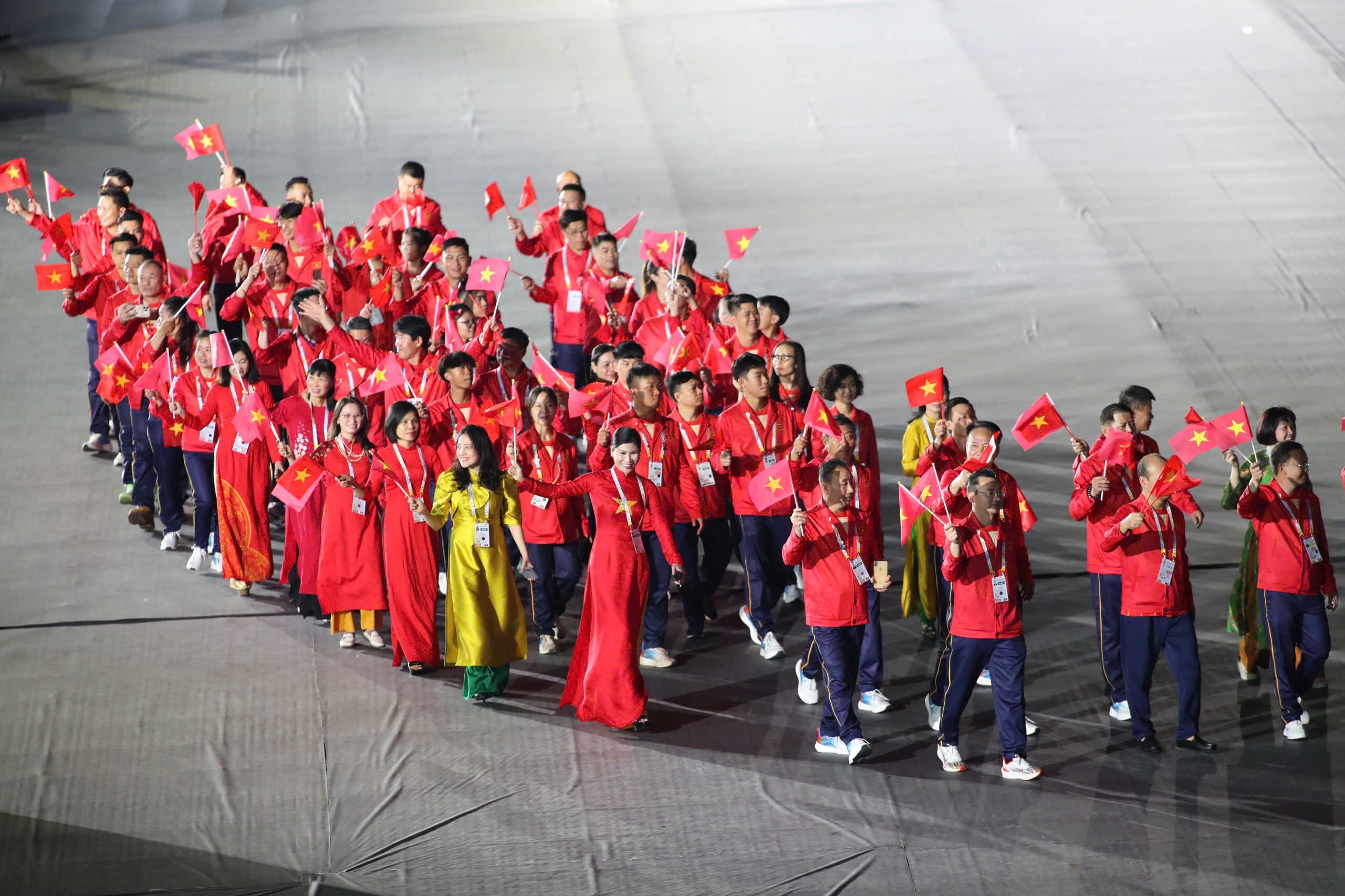 Đoàn Thể thao Việt Nam tự hào với lá cờ đỏ sao vàng diễu hành tại Lễ khai mạc. Ảnh Bùi Lượng