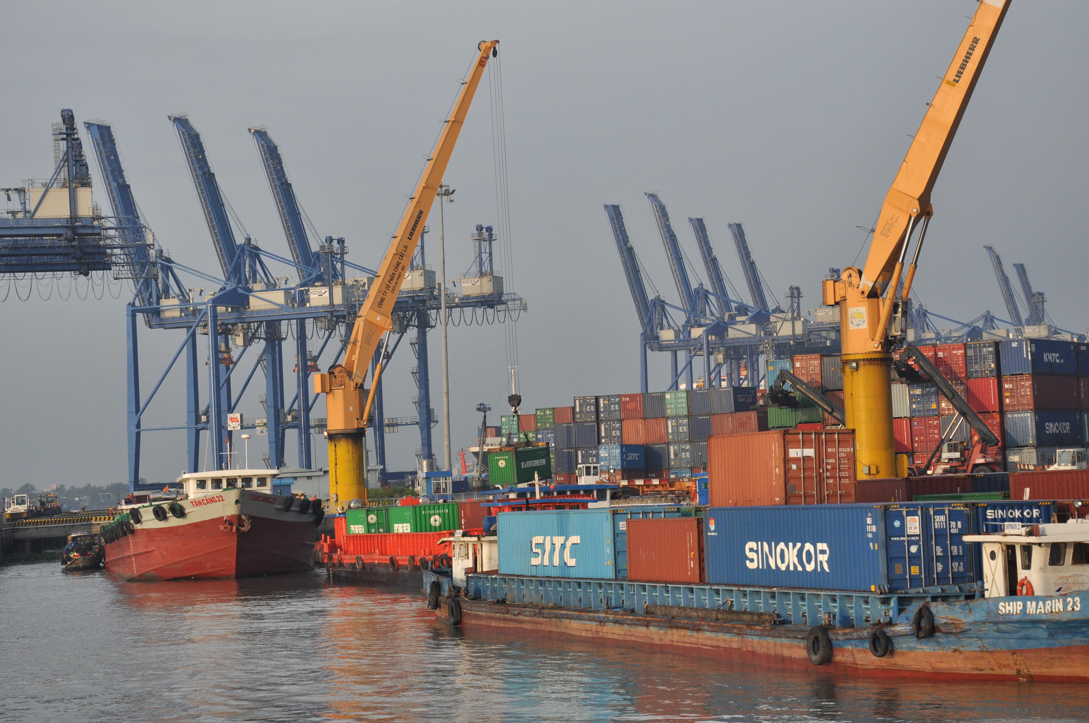 Phó Thủ tướng Nguyễn Chí Dũng giao các bộ xử lý kiến nghị về "nhập siêu logistics". Ảnh: Cấn Dũng