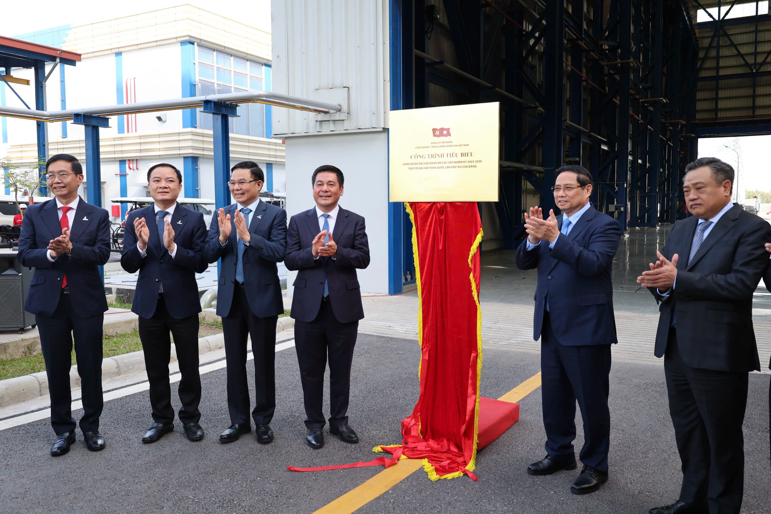 Nghi thức gắn biển "Công trình tiêu biểu" với sự tham dự của các lãnh đạo cấp cao là sự ghi nhận ý nghĩa chính trị - xã hội và tầm vóc của cụm dự án điện khí LNG nhập khẩu đầu tiên tại Việt Nam. Ảnh: Hoàng Chiến.