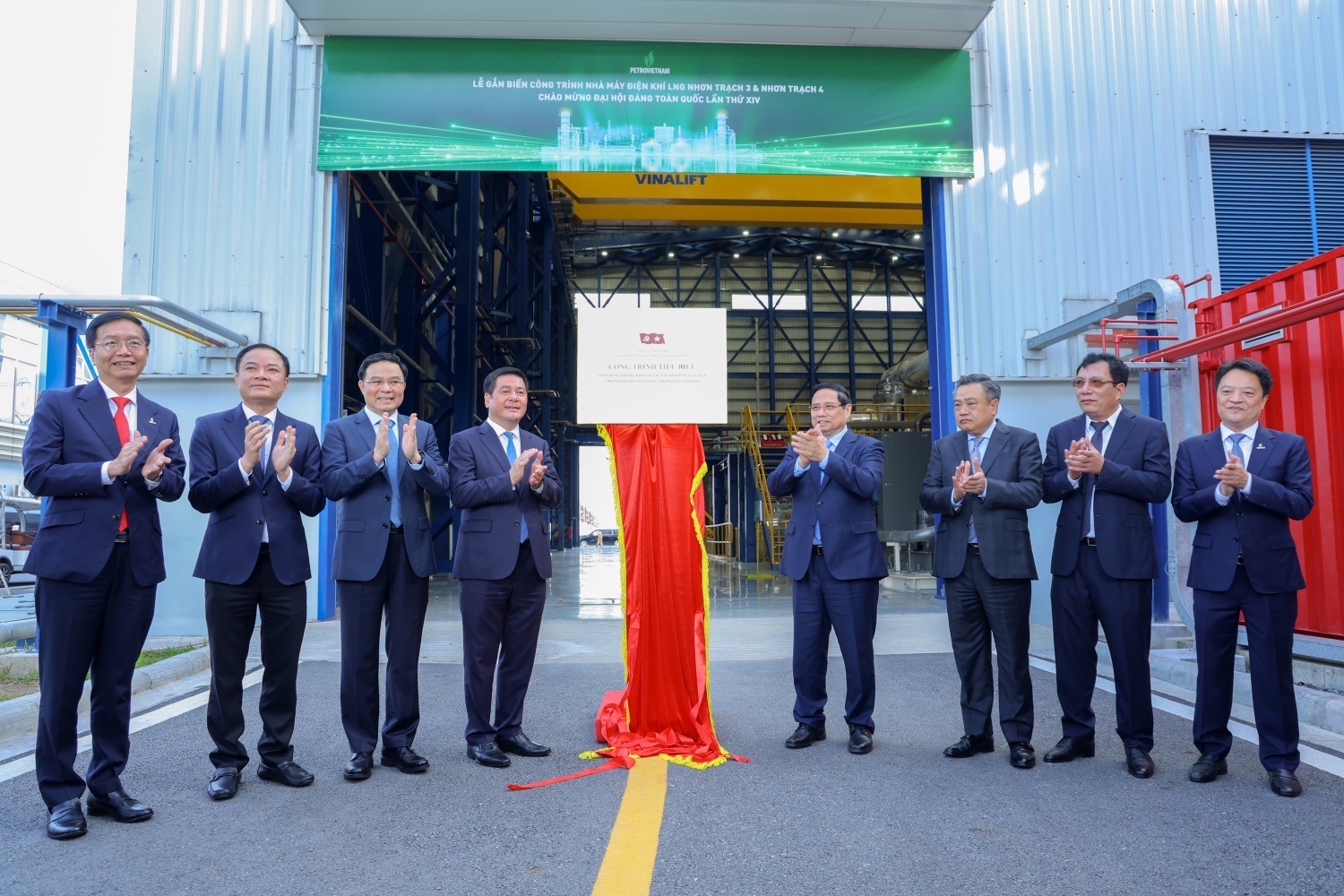 Thủ tướng Phạm Minh Chính cùng lãnh đạo Đảng, Nhà nước, Petrovietnam, PV Power thực hiện nghi thức gắn biển công trình chào mừng Đại hội Đảng toàn quốc lần thứ XIV.