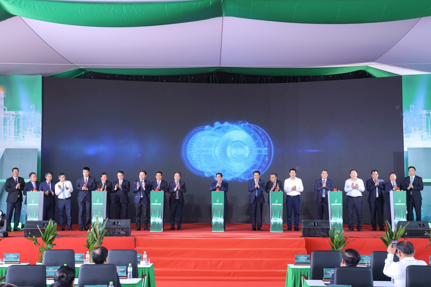 Thủ tướng Phạm Minh Chính cùng các đại biểu thực hiện nghi thức vận hành Nhà máy Điện Nhơn Trạch 3 và 4.