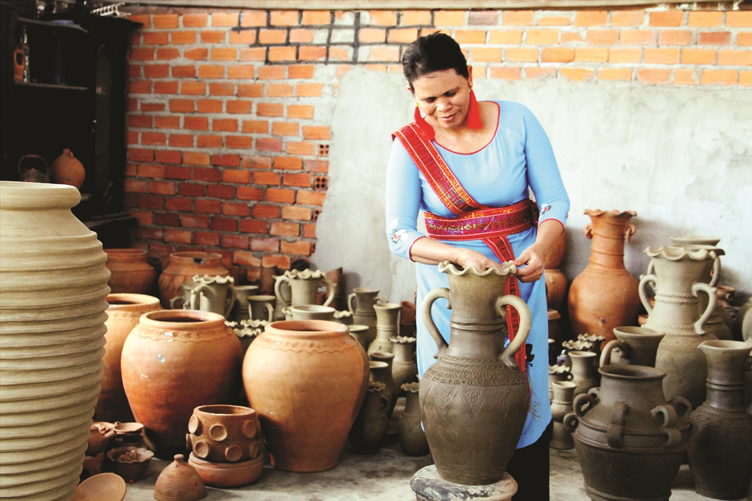 Nghệ nhân Đàng Thị Hoa: Giữ lửa nghề gốm giữa miền cát nắng