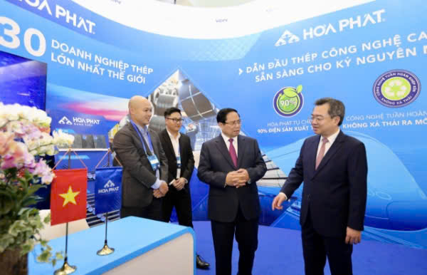 Thủ tướng Ch&iacute;nh phủ Phạm Minh Ch&iacute;nh v&agrave; Trưởng ban Ch&iacute;nh s&aacute;ch, chiến lược Trung ương Nguyễn Thanh Nghị tham quan gian trưng b&agrave;y của Tập đo&agrave;n Hòa Phát