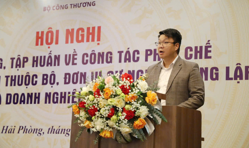 Ông Phạm Thành Trung - Phó Vụ trưởng Vụ Pháp chế, Bộ Công Thương phát biểu. Ảnh: Hoa Quỳnh.