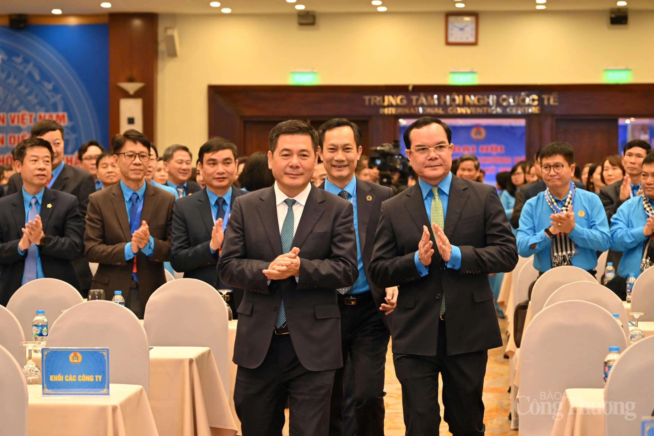 Bộ trưởng Bộ Công Thương Nguyễn Hồng Diên, Chủ tịch Tổng Liên đoàn lao động Việt Nam Nguyễn Đình Khang cùng các đại biểu dự Đại hội. Ảnh: Cấn Dũng.