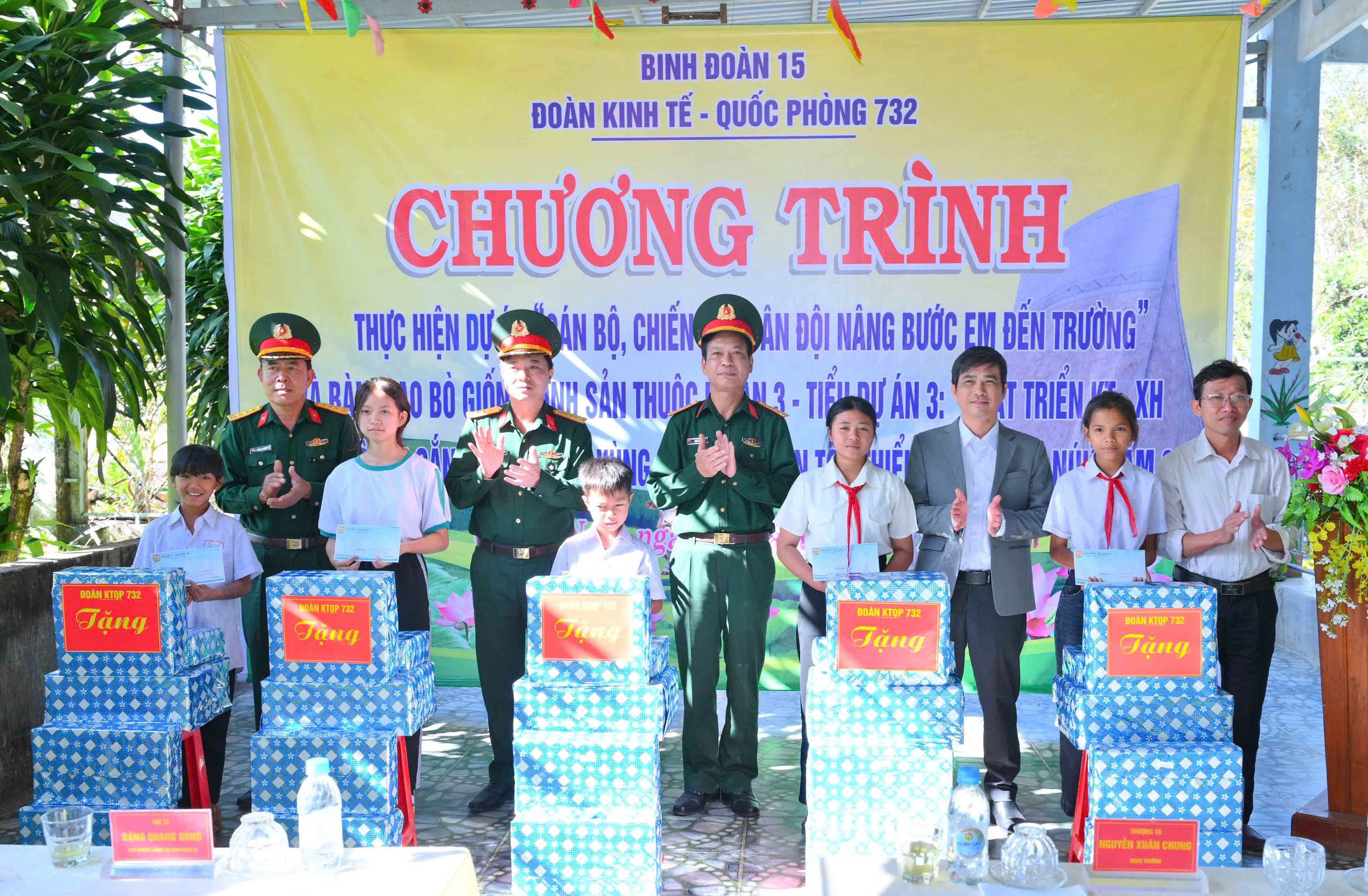 Quảng Ngãi: Trao bò giống cho hộ nghèo, đỡ đầu học sinh vượt khó