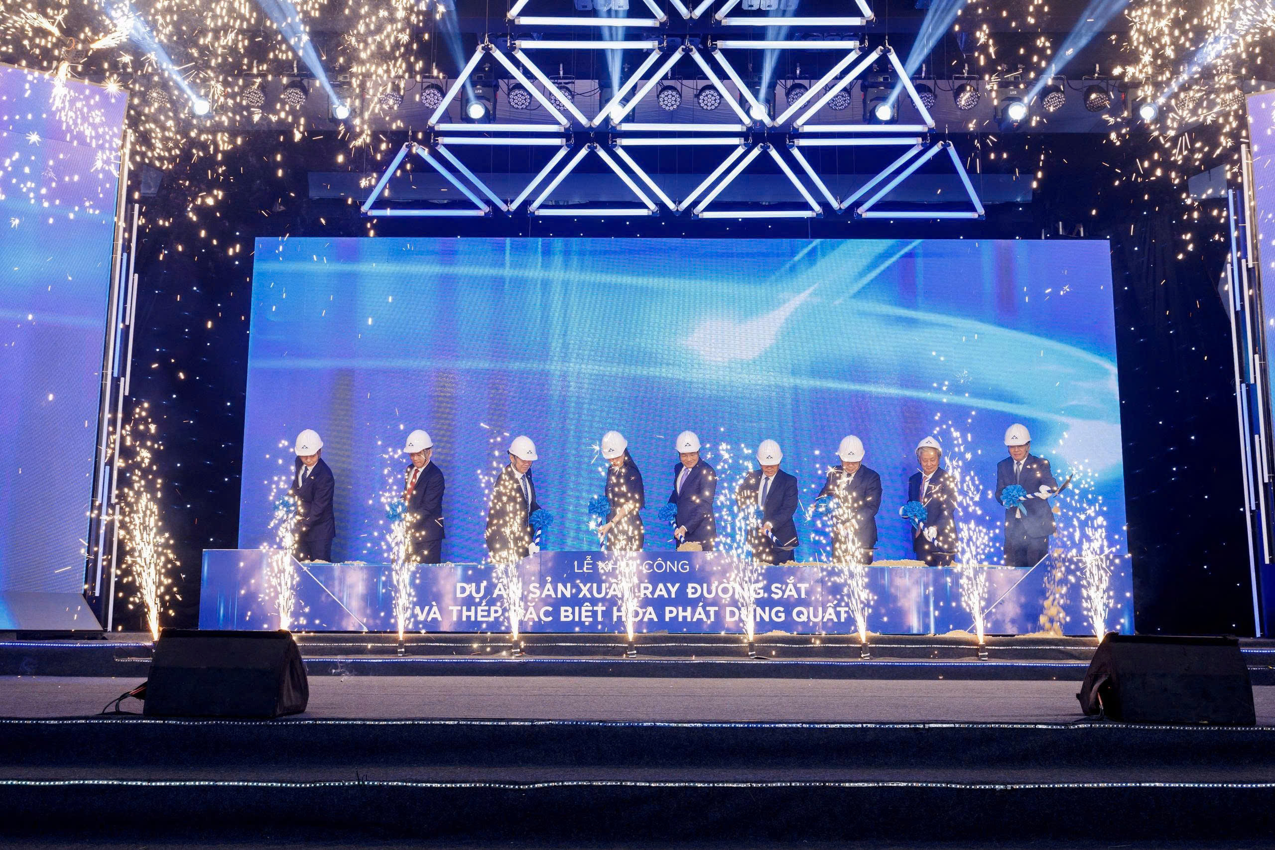 Các đại biểu thực hiện nghi thức khởi công dự án