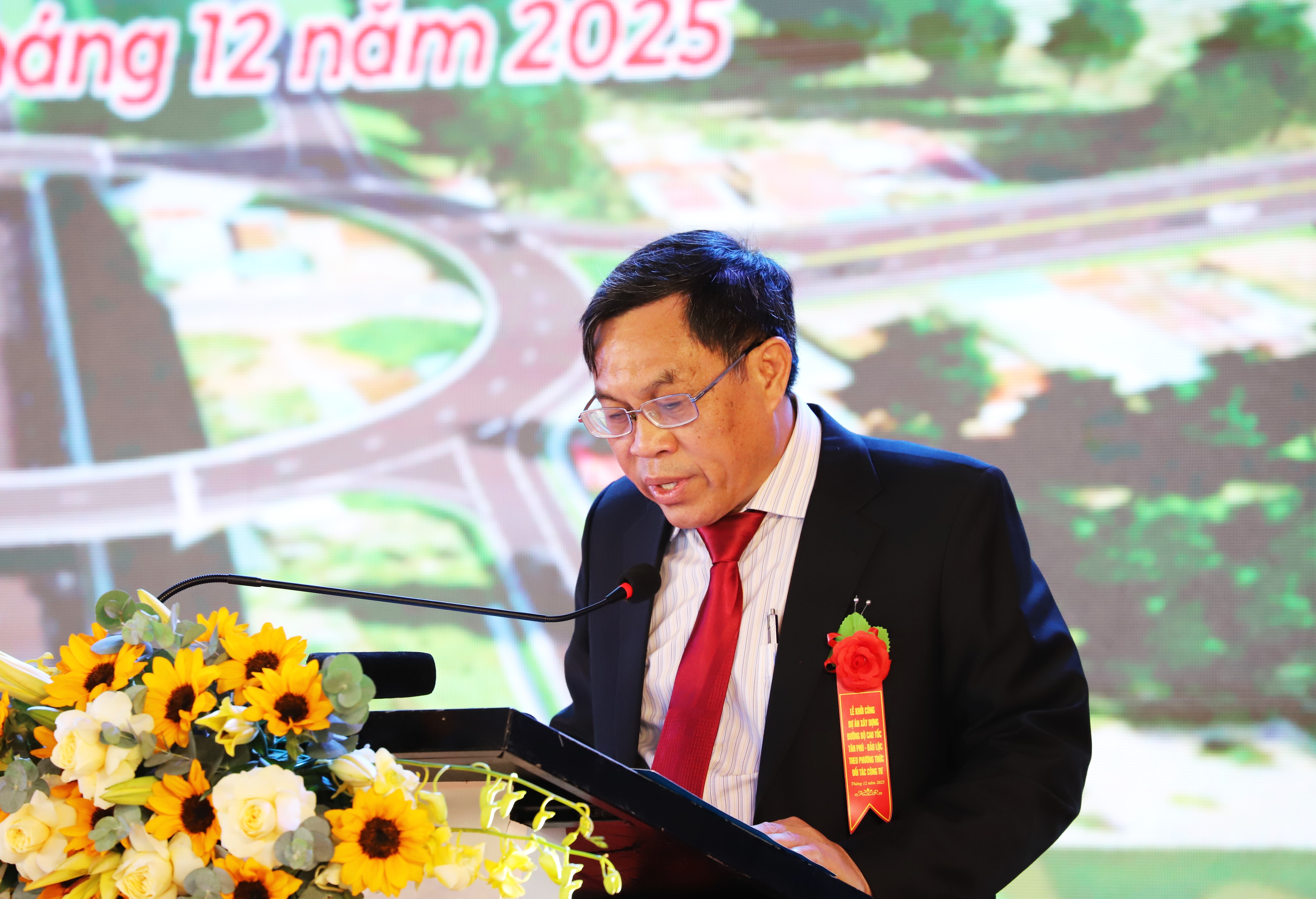 Phó Chủ tịch UBND tỉnh Lâm Đồng Võ Ngọc Hiệp phát biểu tại Lễ khởi công dự án xây dựng đường bộ cao tốc Tân Phú - Bảo Lộc. Ảnh: Lê Sơn