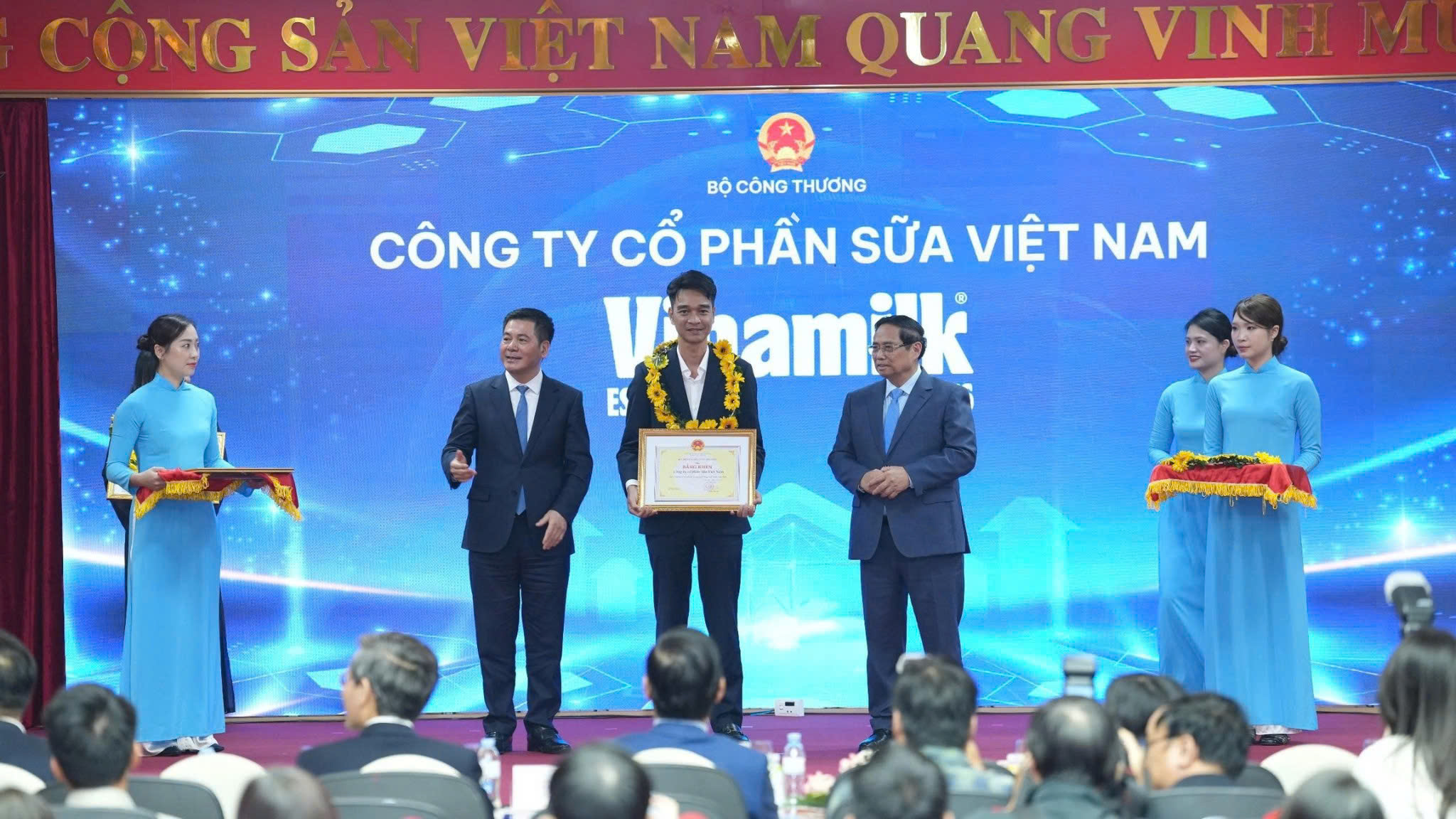 Ông Võ Trung Hiếu, Giám đốc Kinh doanh quốc tế Vinamilk vinh dự được Thủ tướng Phạm Minh Chính và Bộ trưởng Bộ Công Thương Nguyễn Hồng Diên trao Bằng khen Doanh nghiệp xuất khẩu tiêu biểu.