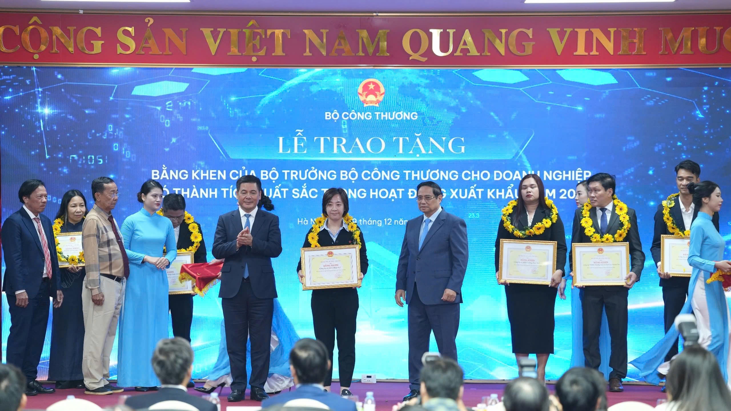 Đại diện Công ty TNHH Thương mại và Dịch vụ Thành Tín nhận Bằng khen của Bộ trưởng Bộ Công Thương.