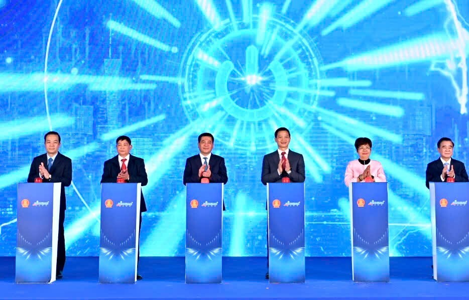 Bộ trưởng Nguyễn Hồng Diên cùng các đại biểu nhấn nút khởi công dự án Khu công nghiệp Phú Bình