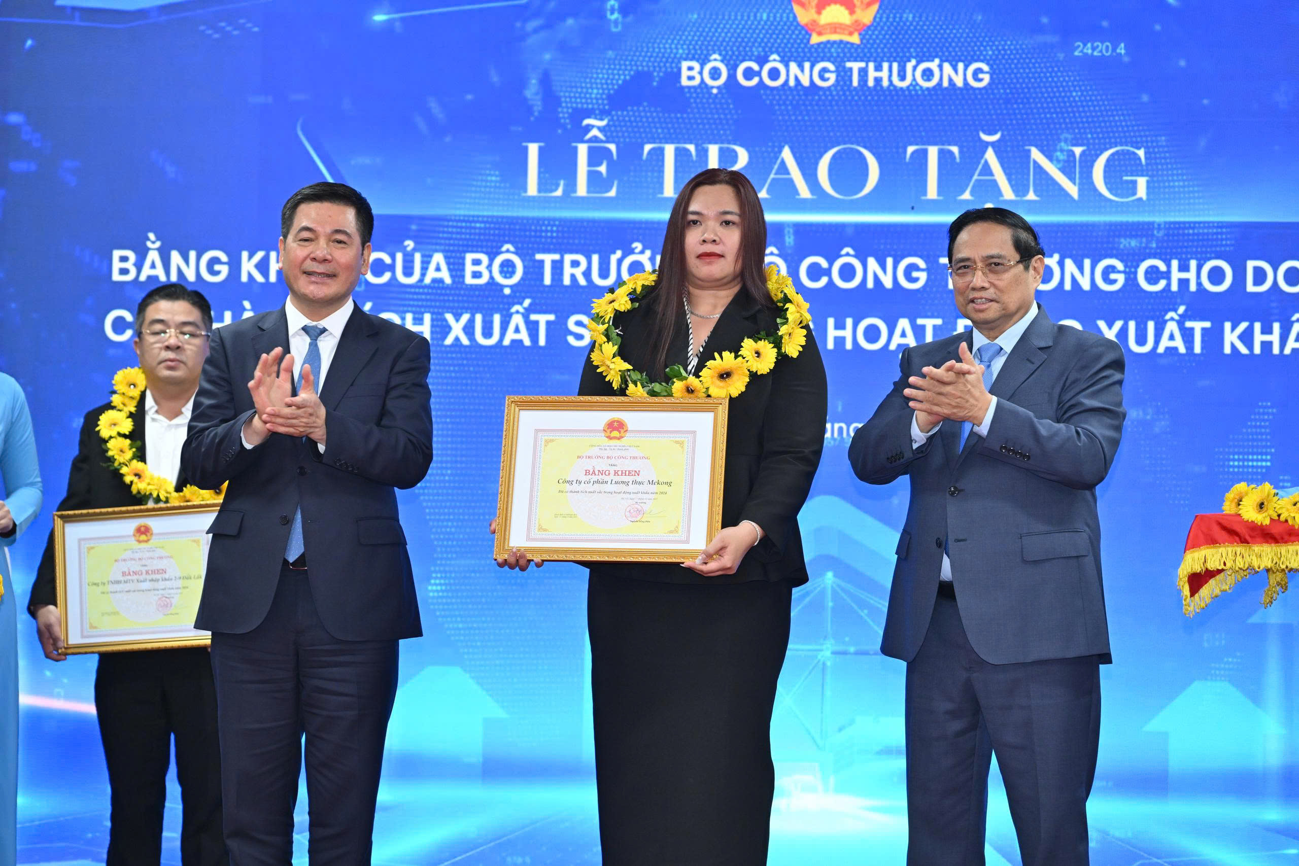 Thủ tướng Phạm Minh Chính, Bộ trưởng Bộ Công Thương Nguyễn Hồng Diên trao tặng bằng khen cho các doanh nghiệp.