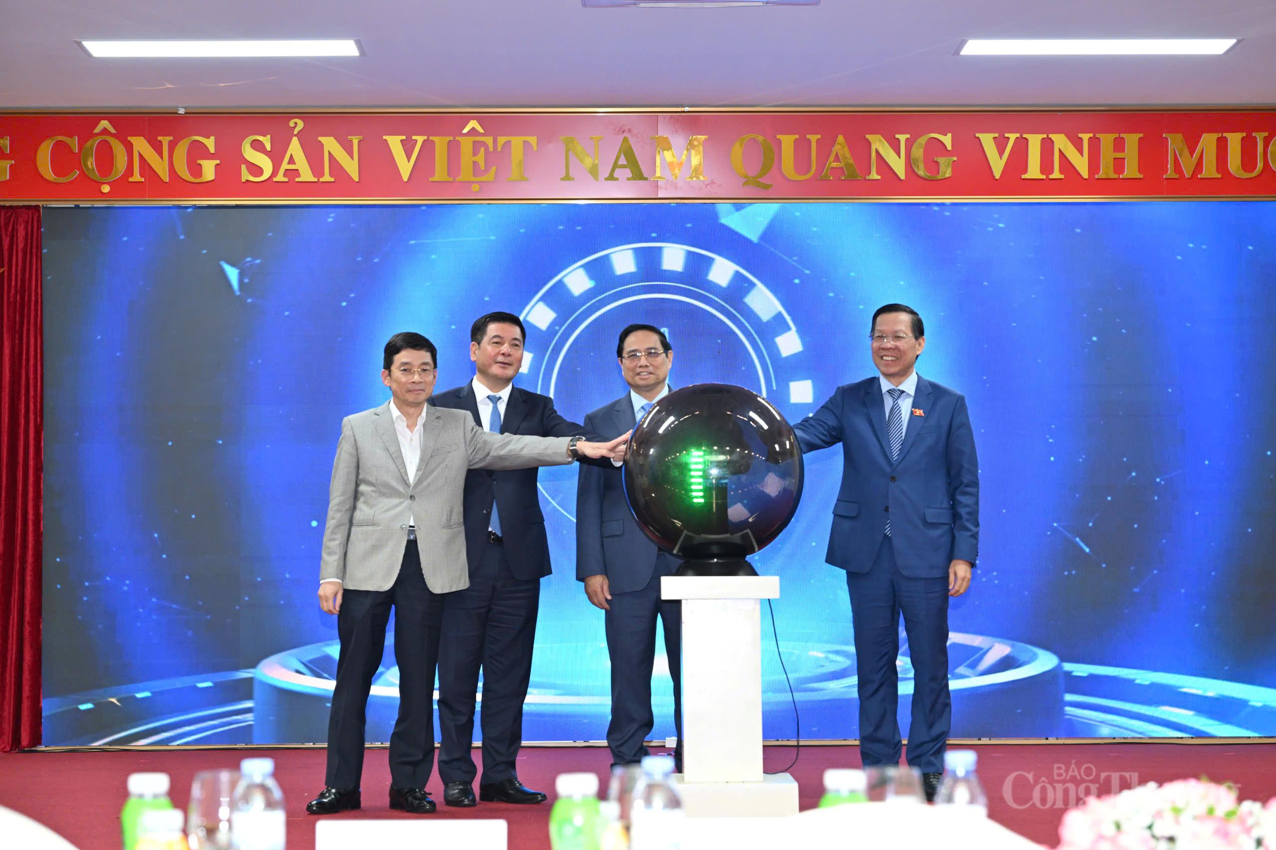 Thủ tướng Chính phủ Phạm Minh Chính cùng Lãnh đạo các Bộ, ngành chứng kiến Lễ công bố kết quả xuất nhập khẩu năm 2025 (Ảnh: Cấn Dũng)