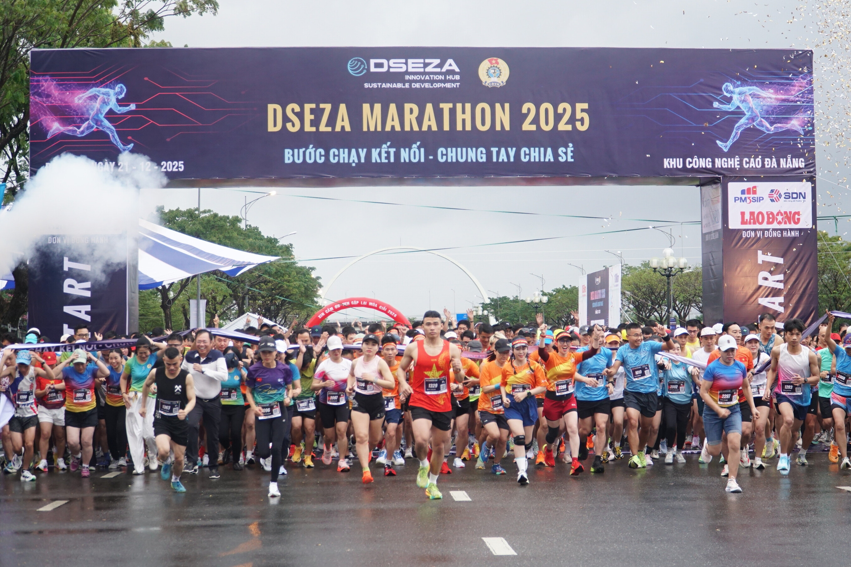 Đà Nẵng: Hơn 800 người lao động tham gia giải chạy bộ DSEZA MAMARATHON 2025