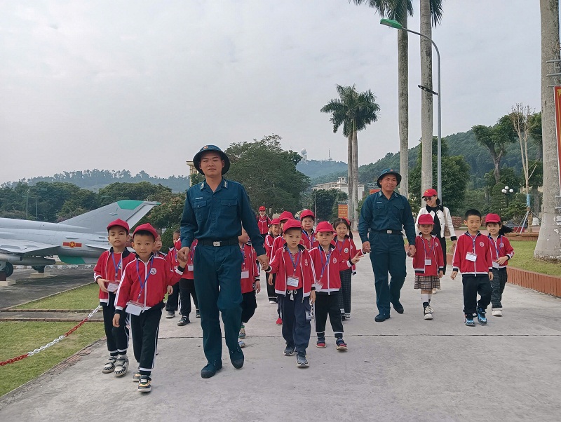 Thiếu nhi Hải Phòng trải nghiệm, học truyền thống tại Sư đoàn 363