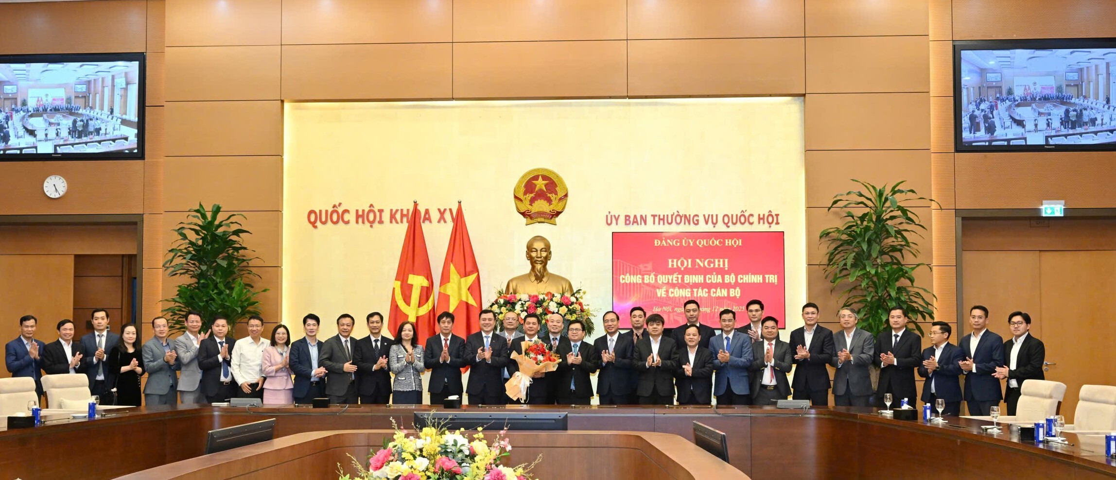 Các đại biểu, lãnh đạo Bộ Công Thương, lãnh đạo các đơn vị trực thuộc bộ chúc mừng tân Phó Bí thư Đảng ủy Quốc hội.