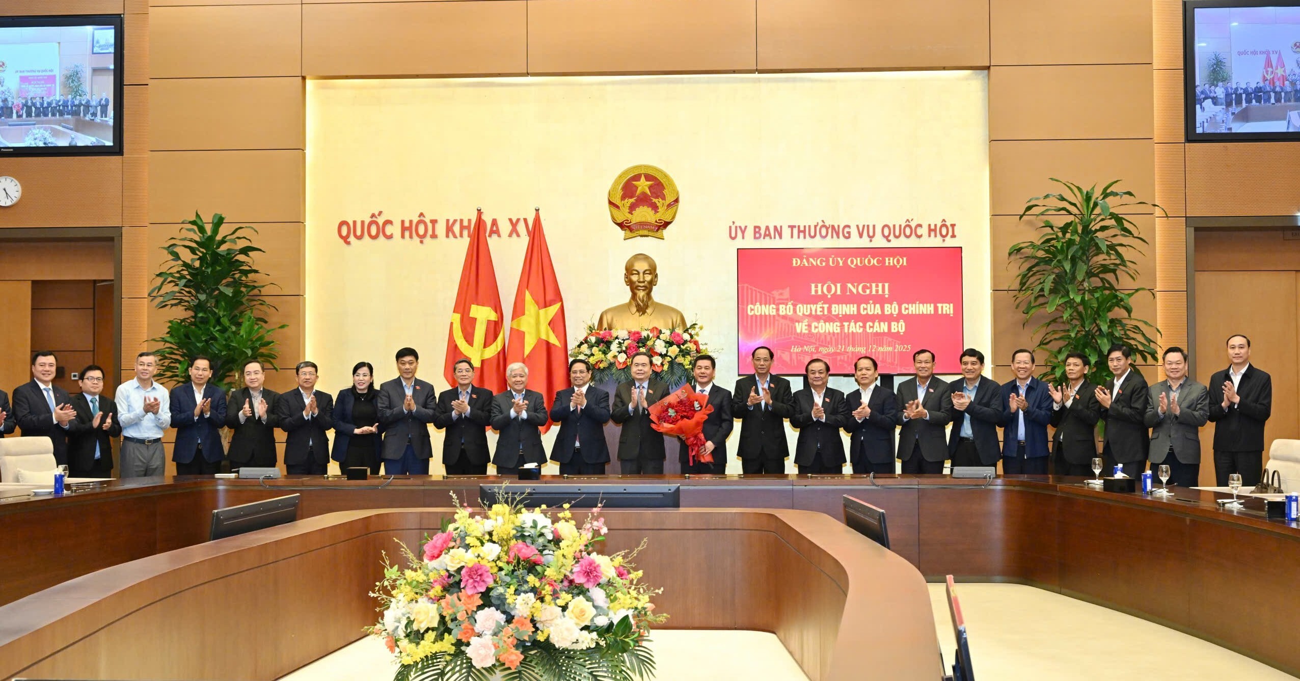 Thủ tướng Chính phủ, Chủ tịch Quốc hội cùng đại biểu và lãnh đạo Bộ Công Thương chúc mừng tân Phó Bí thư Đảng ủy Quốc hội.