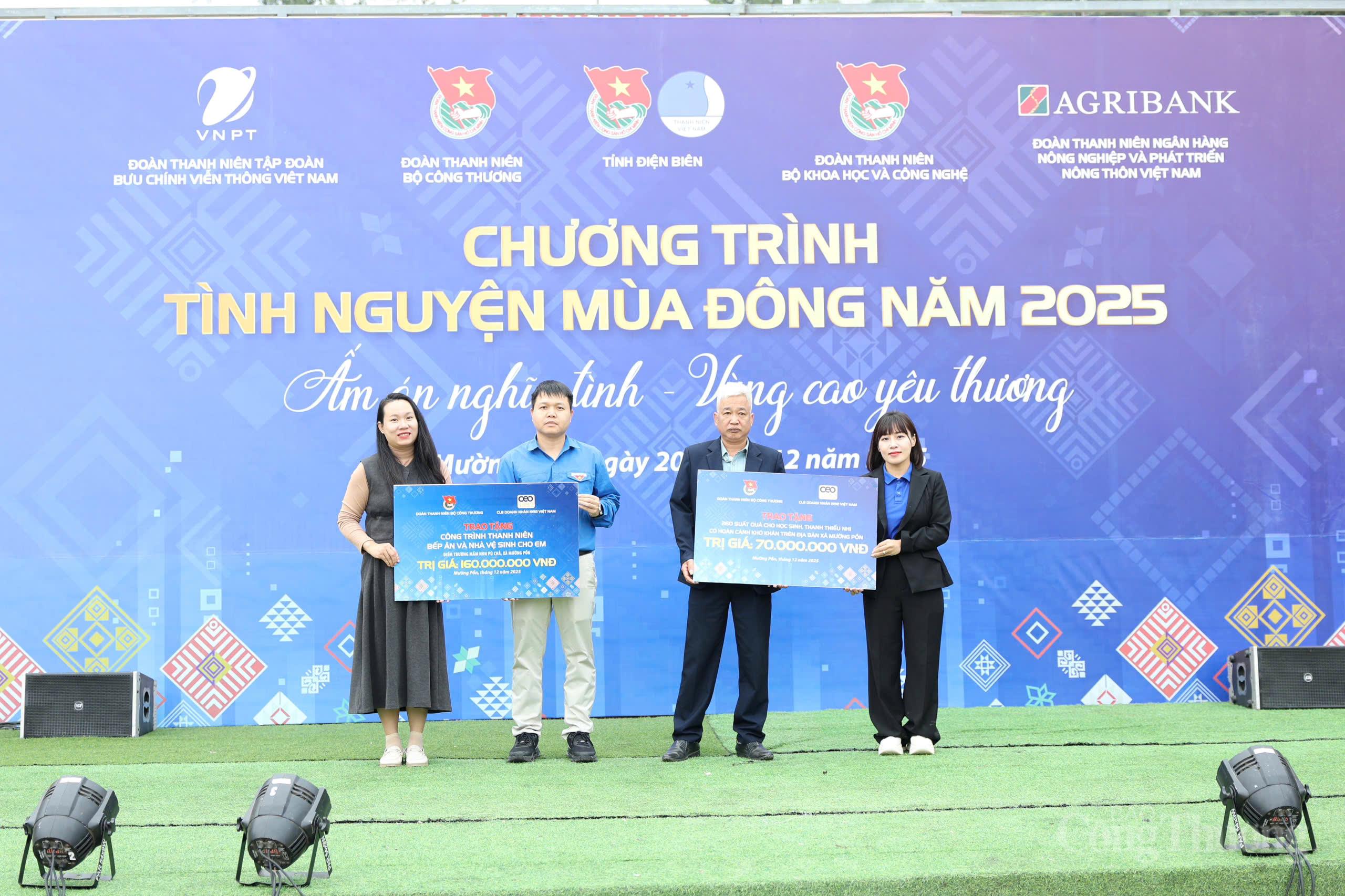 Chương trình Tình nguyện mùa Đông 2025 tại UBND xã Mường Pồn, tỉnh Điện Biên. Ảnh: Quỳnh Trang