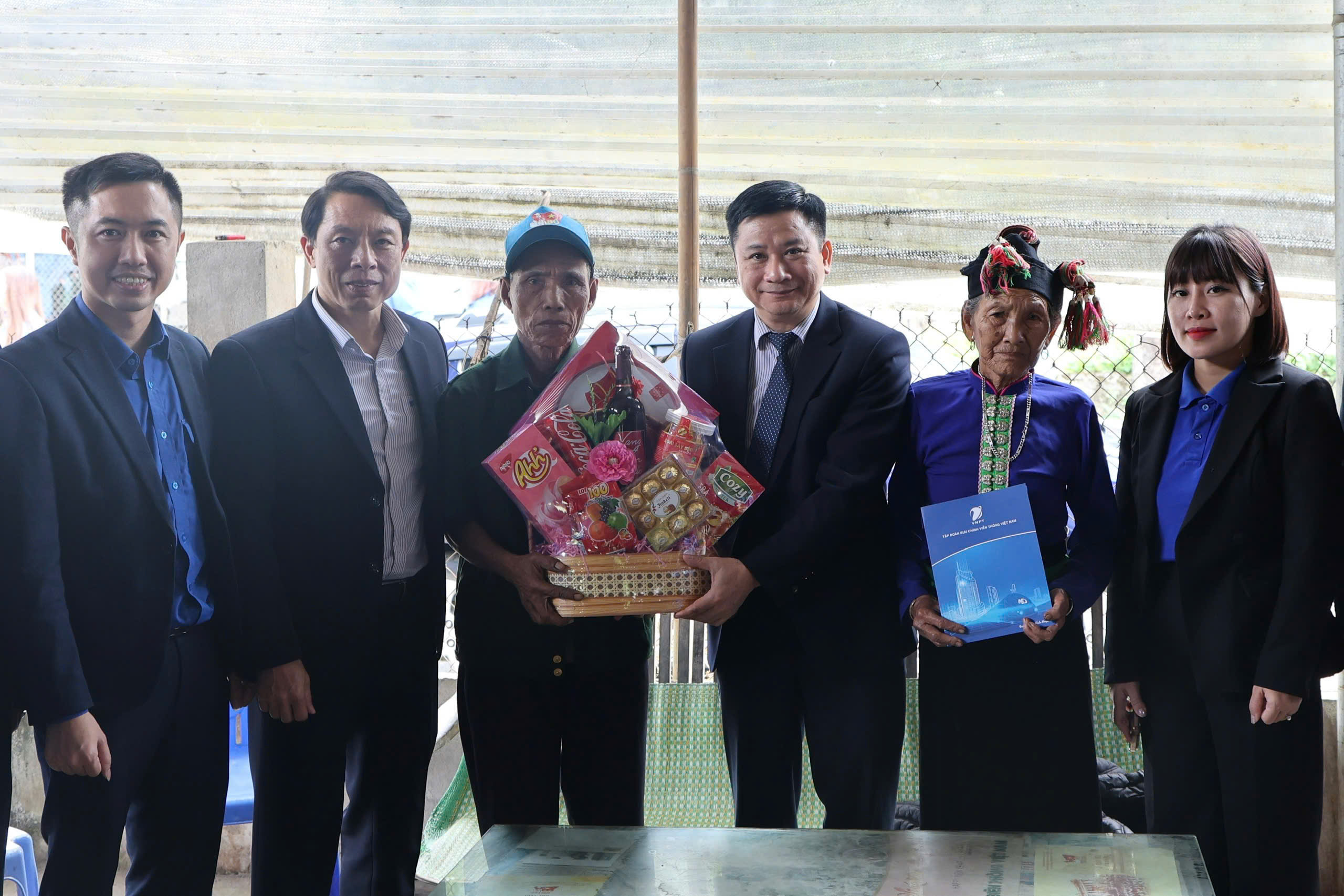 Đoàn công tác thăm, tặng quà gia đình người có công tại bản Púng Giắt 1, xã Mường Pồn. Ảnh: Quỳnh Trang